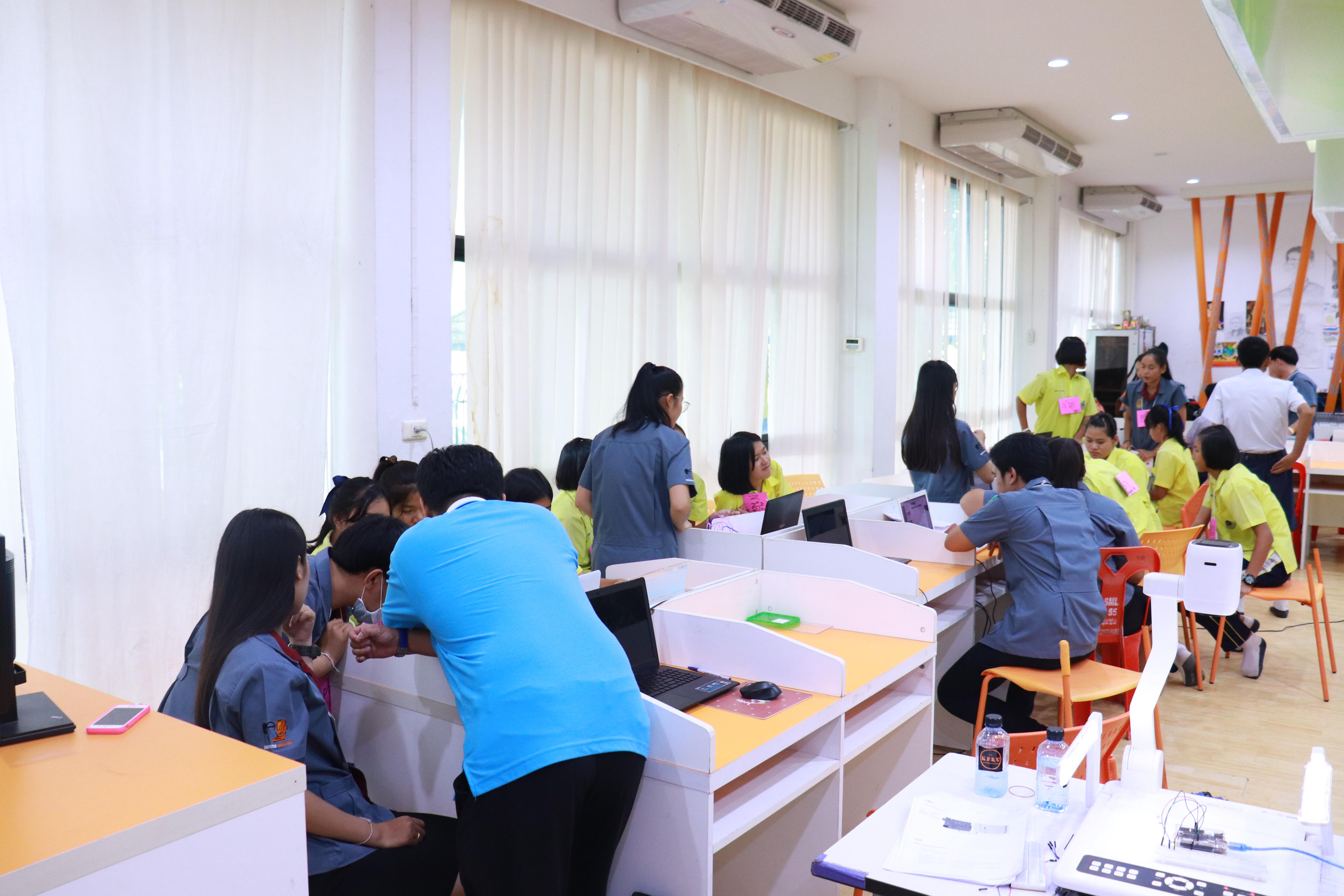 186. โครงการอบรมเชิงปฏิบัติการการพัฒนาโครงงานคอมพิวเตอร์ ด้วยระบบสมองกลฝังตัวและการเขียนโปรแกรมคอมพิวเตอร์  1-3 สิงหาคม 2561 ณ โรงเรียนองค์การบริหารส่วนจังหวัดกำแพงเพชร