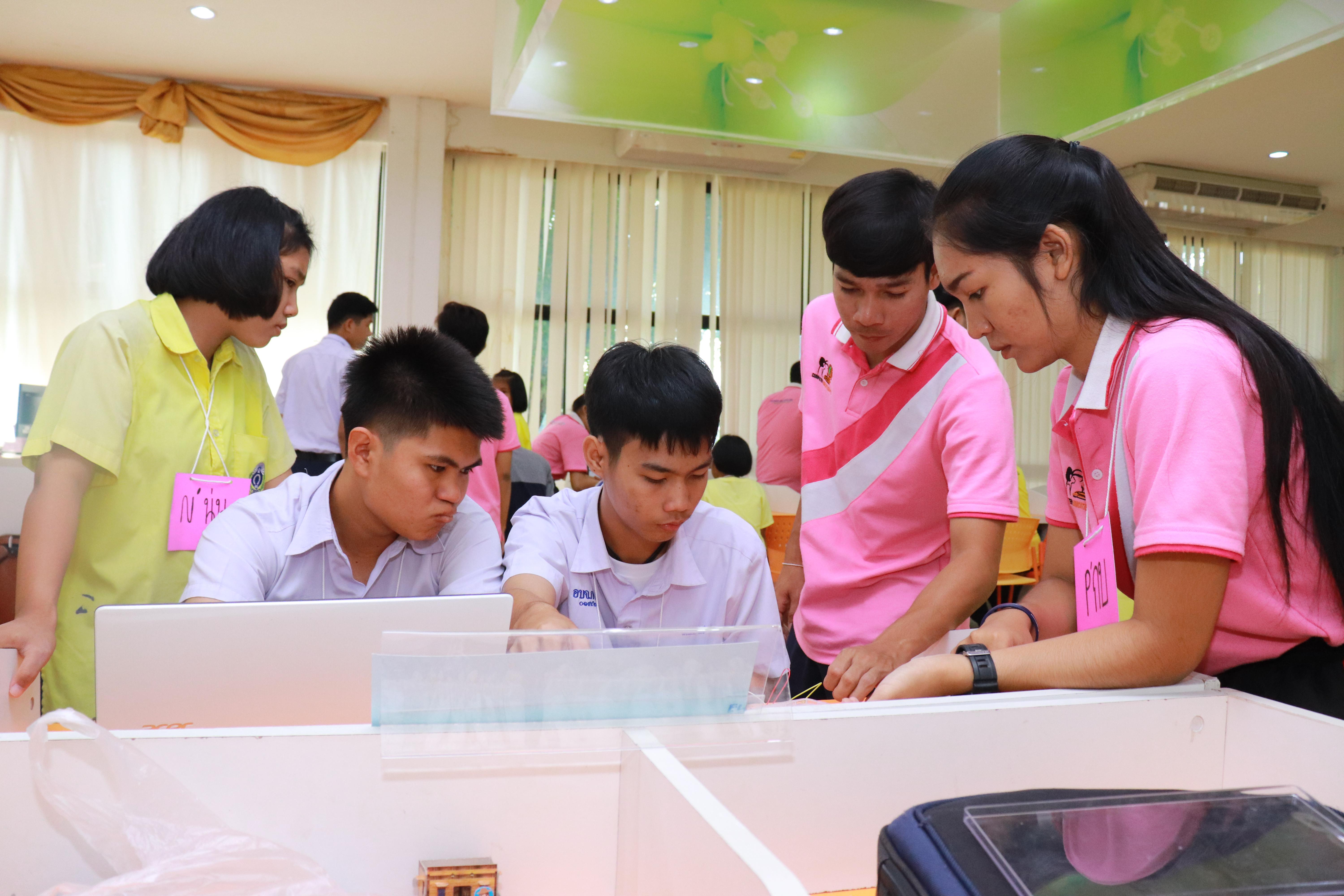237. โครงการอบรมเชิงปฏิบัติการการพัฒนาโครงงานคอมพิวเตอร์ ด้วยระบบสมองกลฝังตัวและการเขียนโปรแกรมคอมพิวเตอร์  1-3 สิงหาคม 2561 ณ โรงเรียนองค์การบริหารส่วนจังหวัดกำแพงเพชร