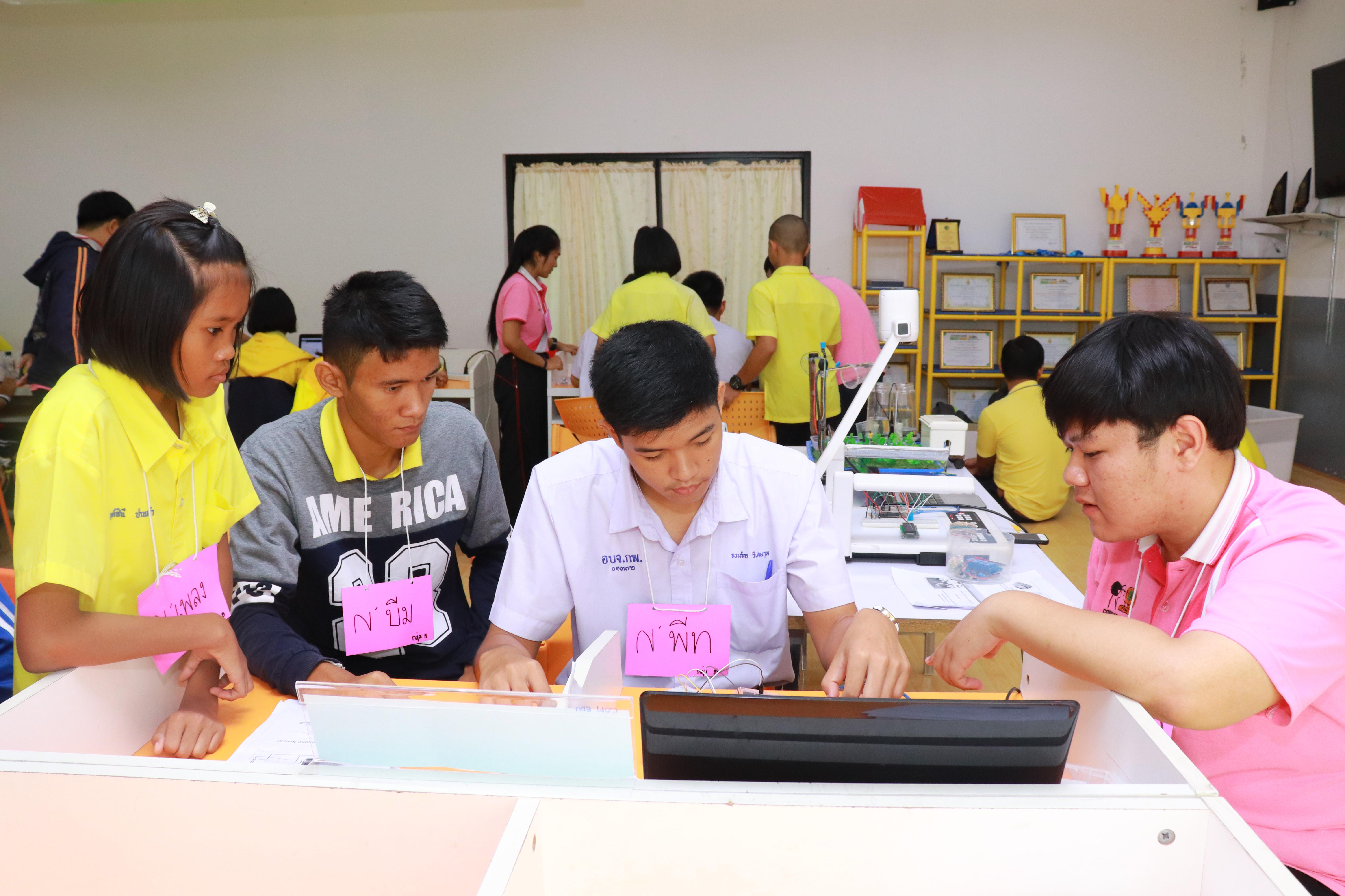 241. โครงการอบรมเชิงปฏิบัติการการพัฒนาโครงงานคอมพิวเตอร์ ด้วยระบบสมองกลฝังตัวและการเขียนโปรแกรมคอมพิวเตอร์  1-3 สิงหาคม 2561 ณ โรงเรียนองค์การบริหารส่วนจังหวัดกำแพงเพชร