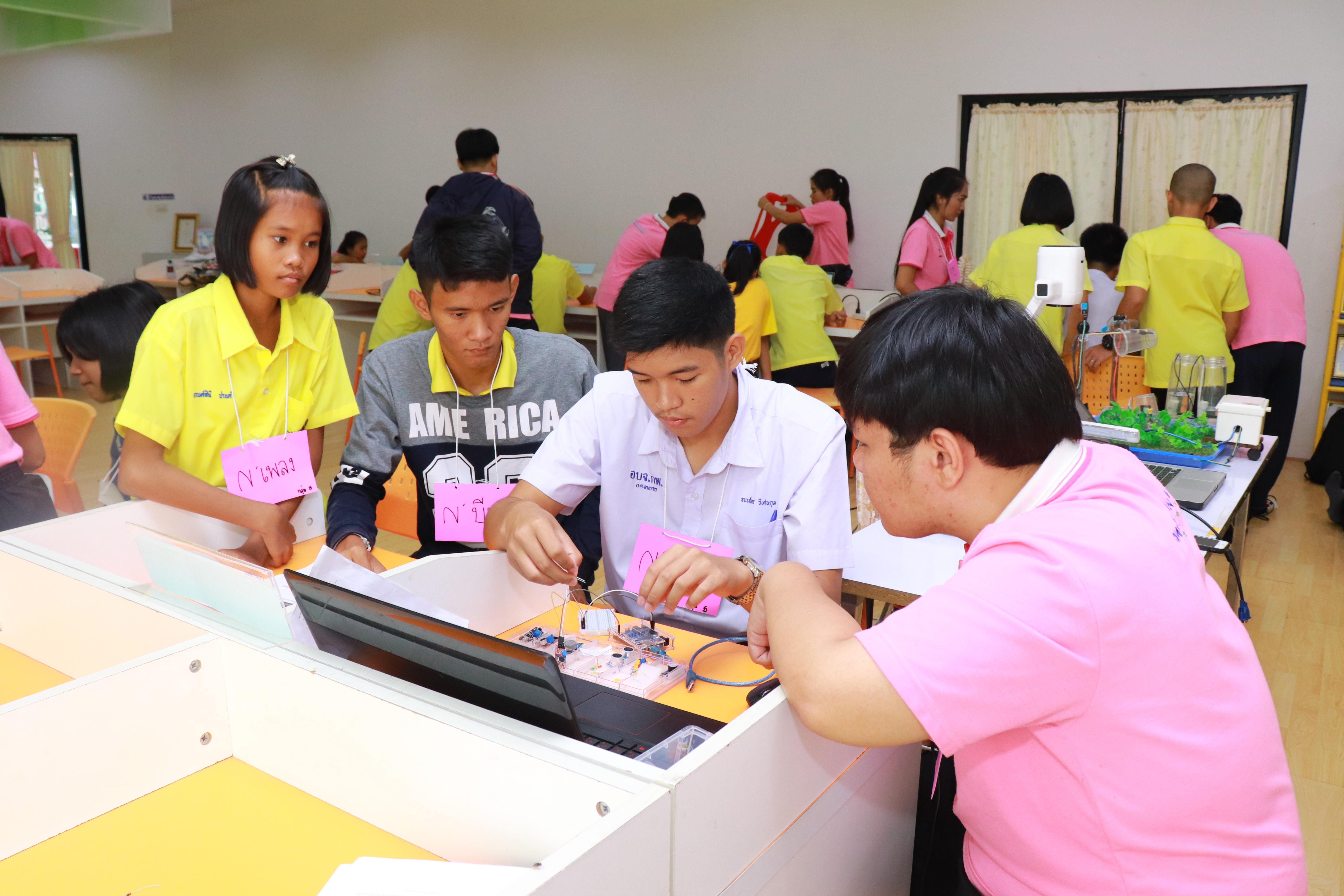 242. โครงการอบรมเชิงปฏิบัติการการพัฒนาโครงงานคอมพิวเตอร์ ด้วยระบบสมองกลฝังตัวและการเขียนโปรแกรมคอมพิวเตอร์  1-3 สิงหาคม 2561 ณ โรงเรียนองค์การบริหารส่วนจังหวัดกำแพงเพชร
