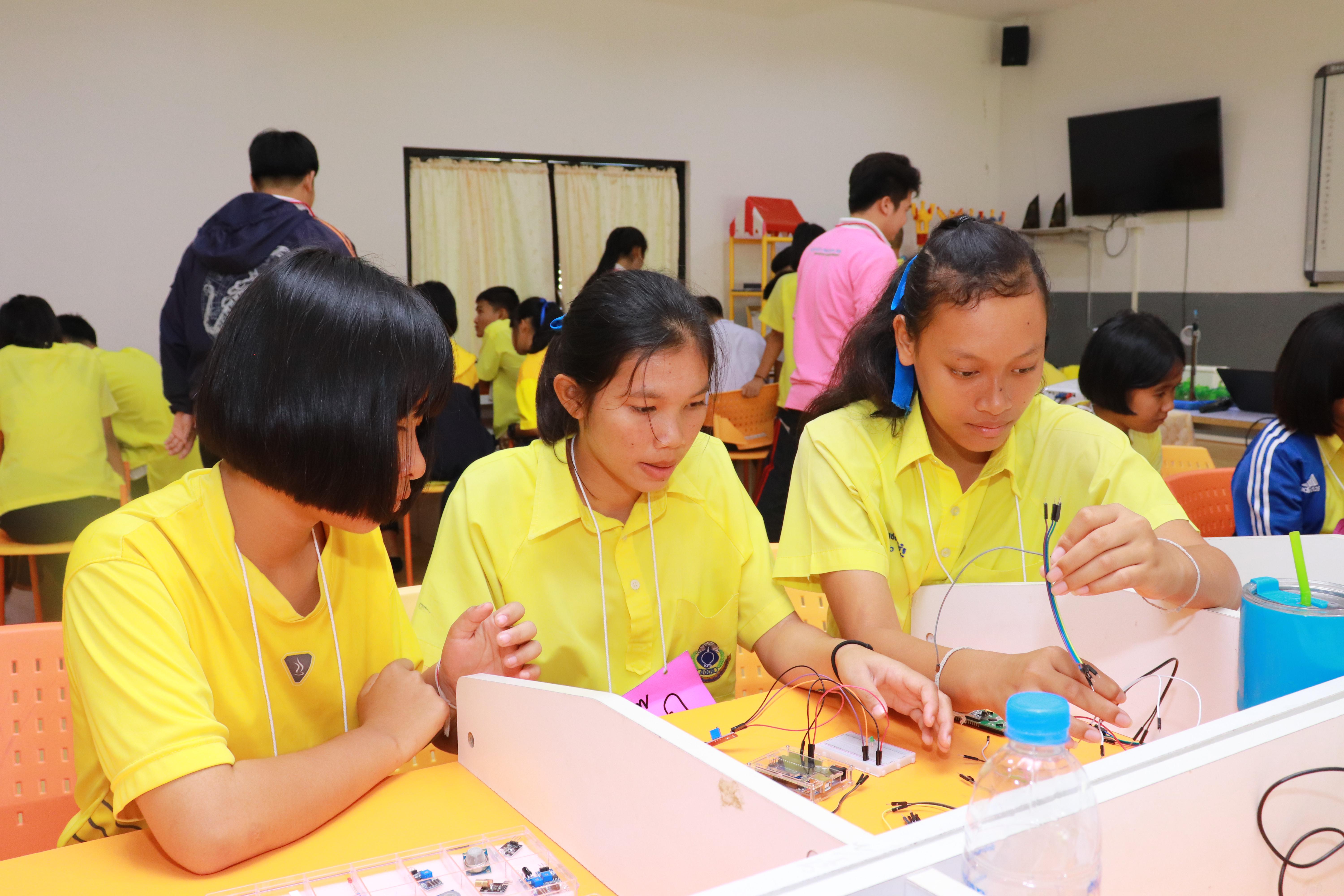 245. โครงการอบรมเชิงปฏิบัติการการพัฒนาโครงงานคอมพิวเตอร์ ด้วยระบบสมองกลฝังตัวและการเขียนโปรแกรมคอมพิวเตอร์  1-3 สิงหาคม 2561 ณ โรงเรียนองค์การบริหารส่วนจังหวัดกำแพงเพชร