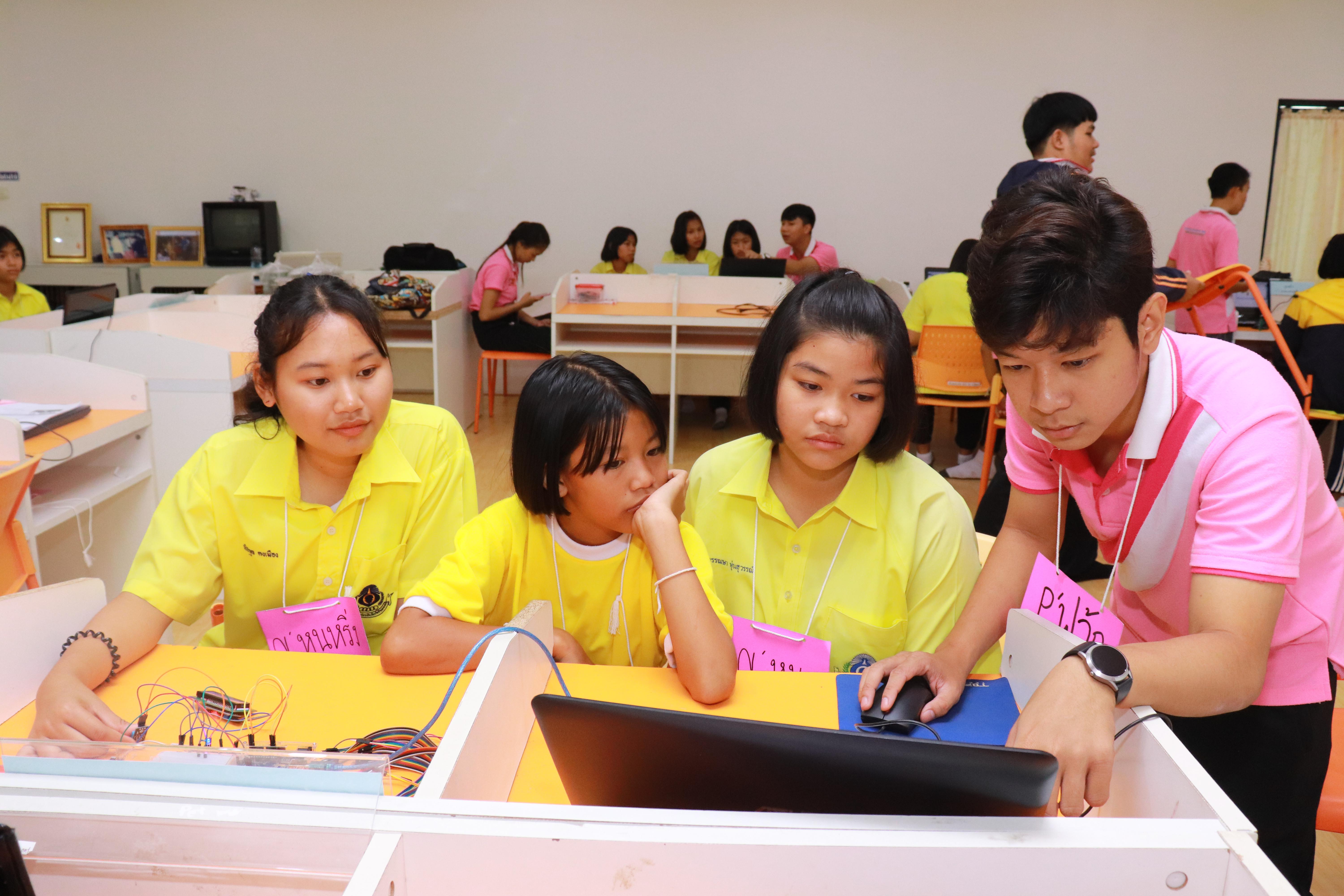 248. โครงการอบรมเชิงปฏิบัติการการพัฒนาโครงงานคอมพิวเตอร์ ด้วยระบบสมองกลฝังตัวและการเขียนโปรแกรมคอมพิวเตอร์  1-3 สิงหาคม 2561 ณ โรงเรียนองค์การบริหารส่วนจังหวัดกำแพงเพชร