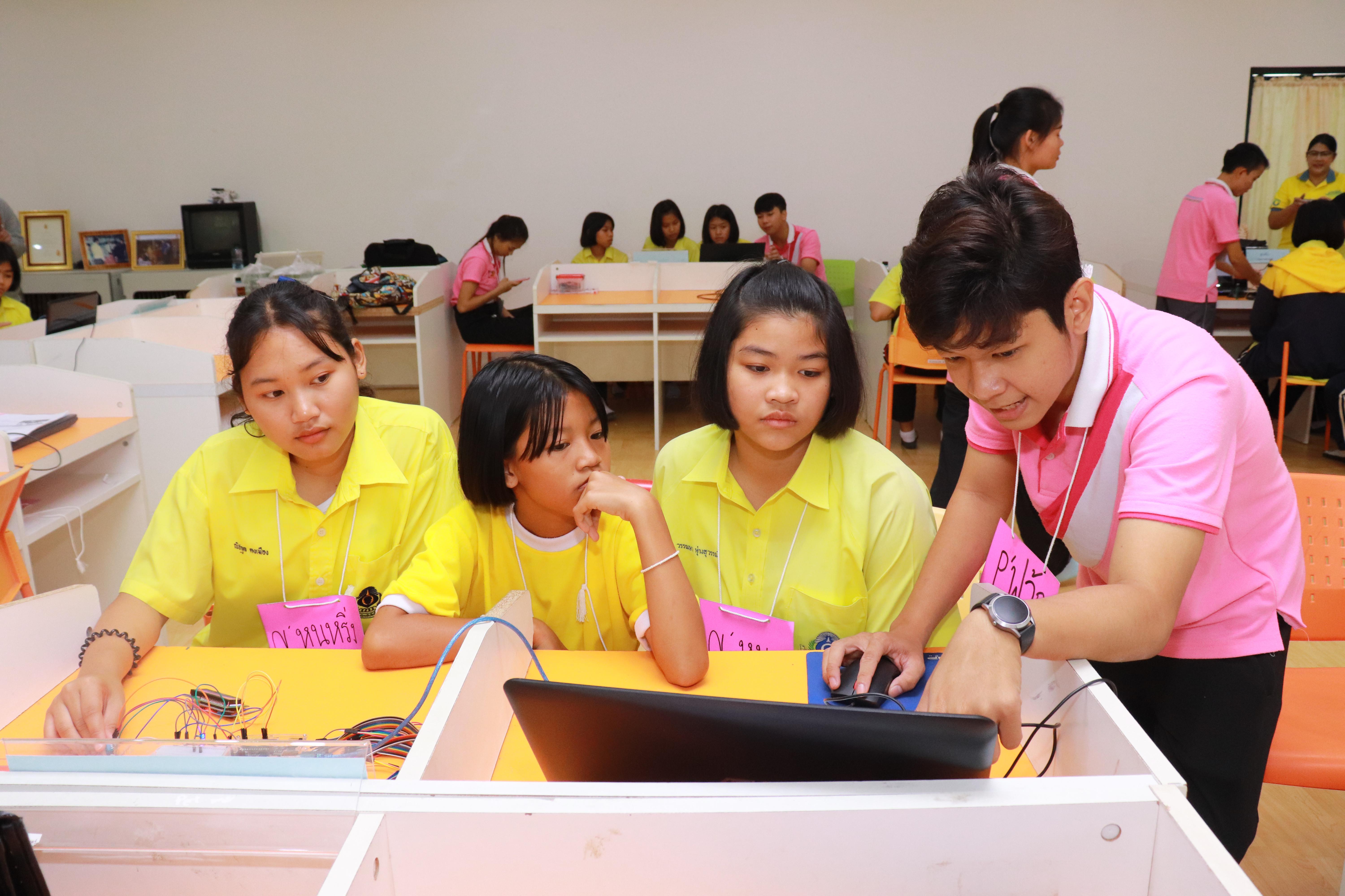 249. โครงการอบรมเชิงปฏิบัติการการพัฒนาโครงงานคอมพิวเตอร์ ด้วยระบบสมองกลฝังตัวและการเขียนโปรแกรมคอมพิวเตอร์  1-3 สิงหาคม 2561 ณ โรงเรียนองค์การบริหารส่วนจังหวัดกำแพงเพชร