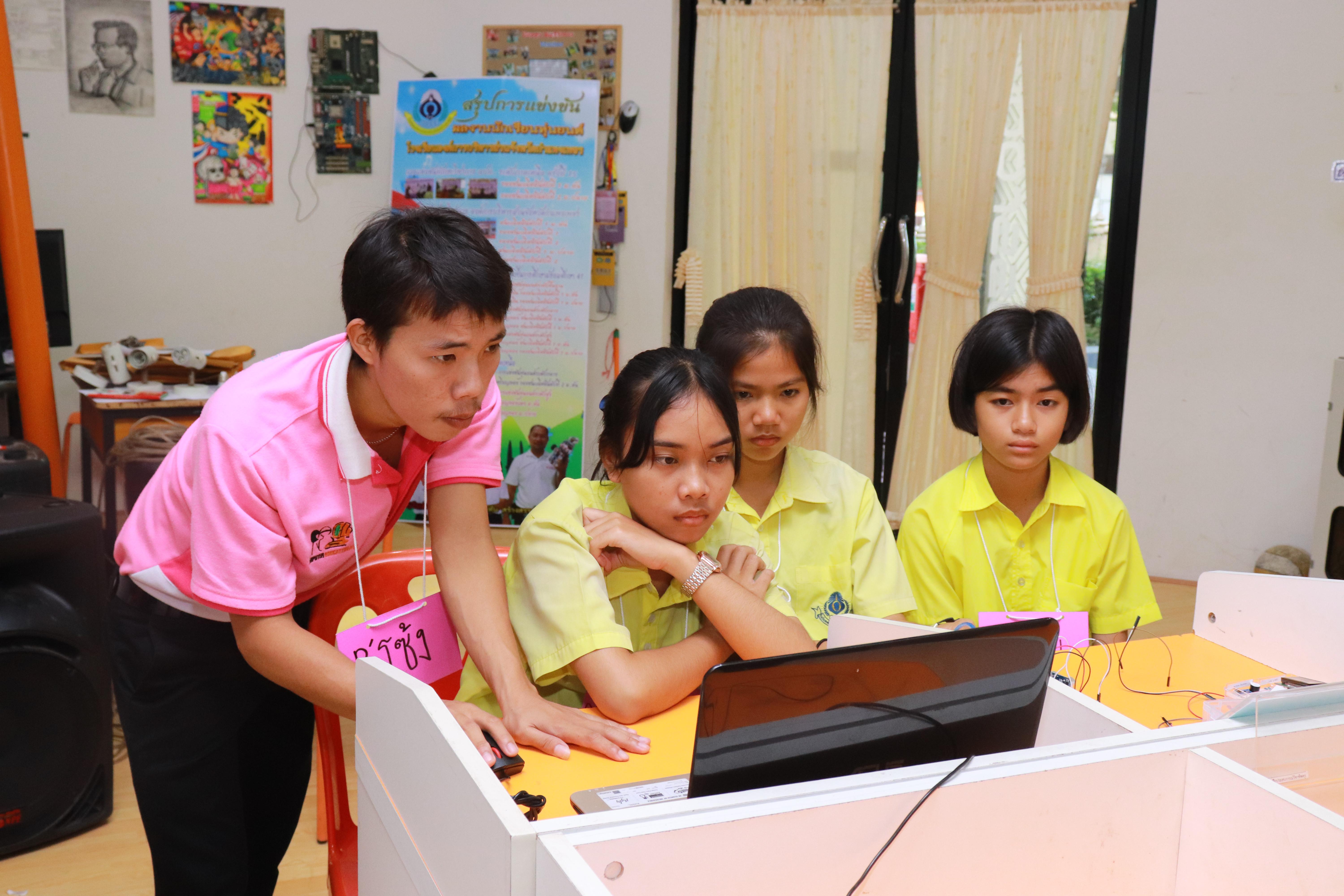 252. โครงการอบรมเชิงปฏิบัติการการพัฒนาโครงงานคอมพิวเตอร์ ด้วยระบบสมองกลฝังตัวและการเขียนโปรแกรมคอมพิวเตอร์  1-3 สิงหาคม 2561 ณ โรงเรียนองค์การบริหารส่วนจังหวัดกำแพงเพชร