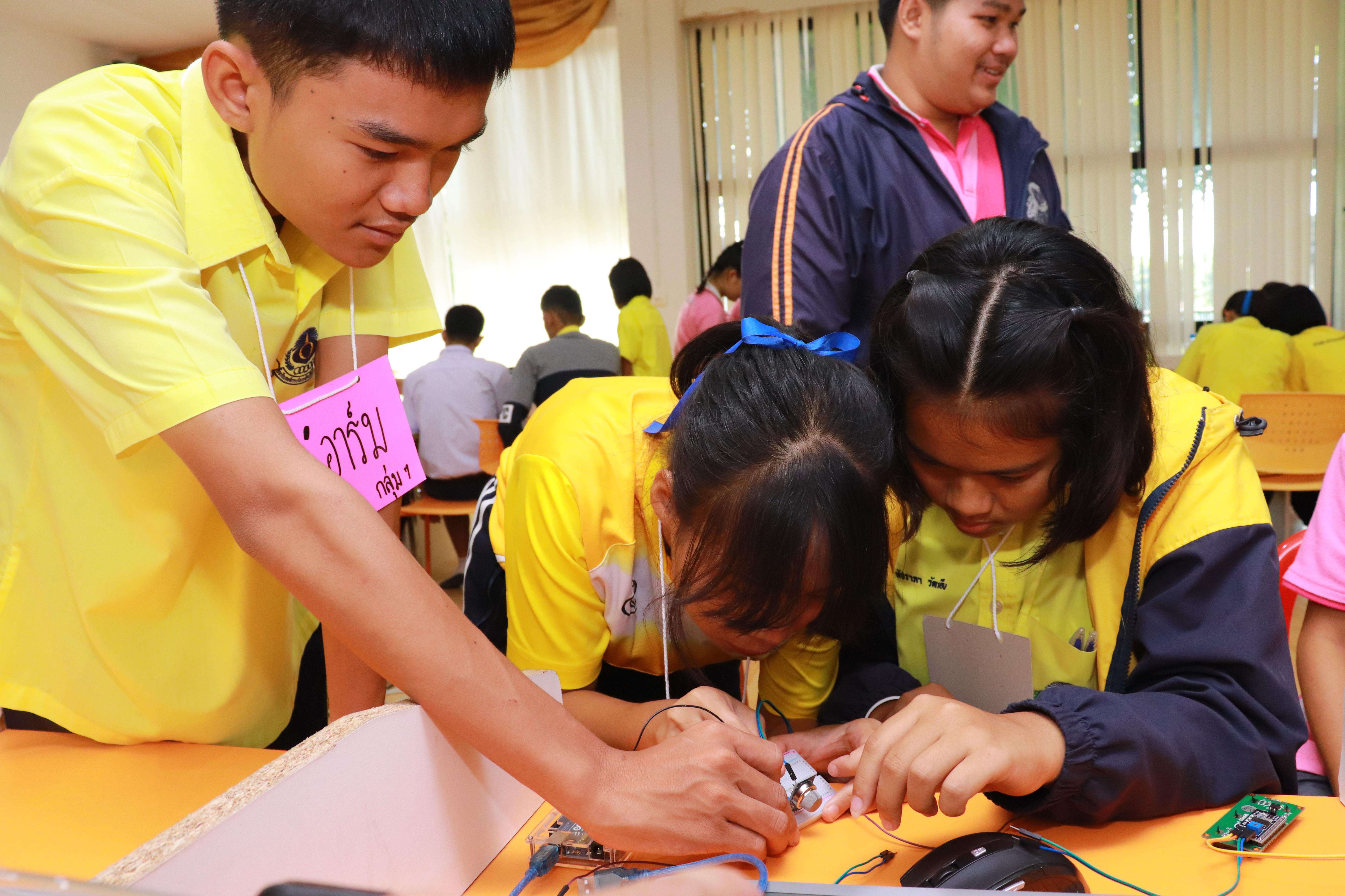 260. โครงการอบรมเชิงปฏิบัติการการพัฒนาโครงงานคอมพิวเตอร์ ด้วยระบบสมองกลฝังตัวและการเขียนโปรแกรมคอมพิวเตอร์  1-3 สิงหาคม 2561 ณ โรงเรียนองค์การบริหารส่วนจังหวัดกำแพงเพชร