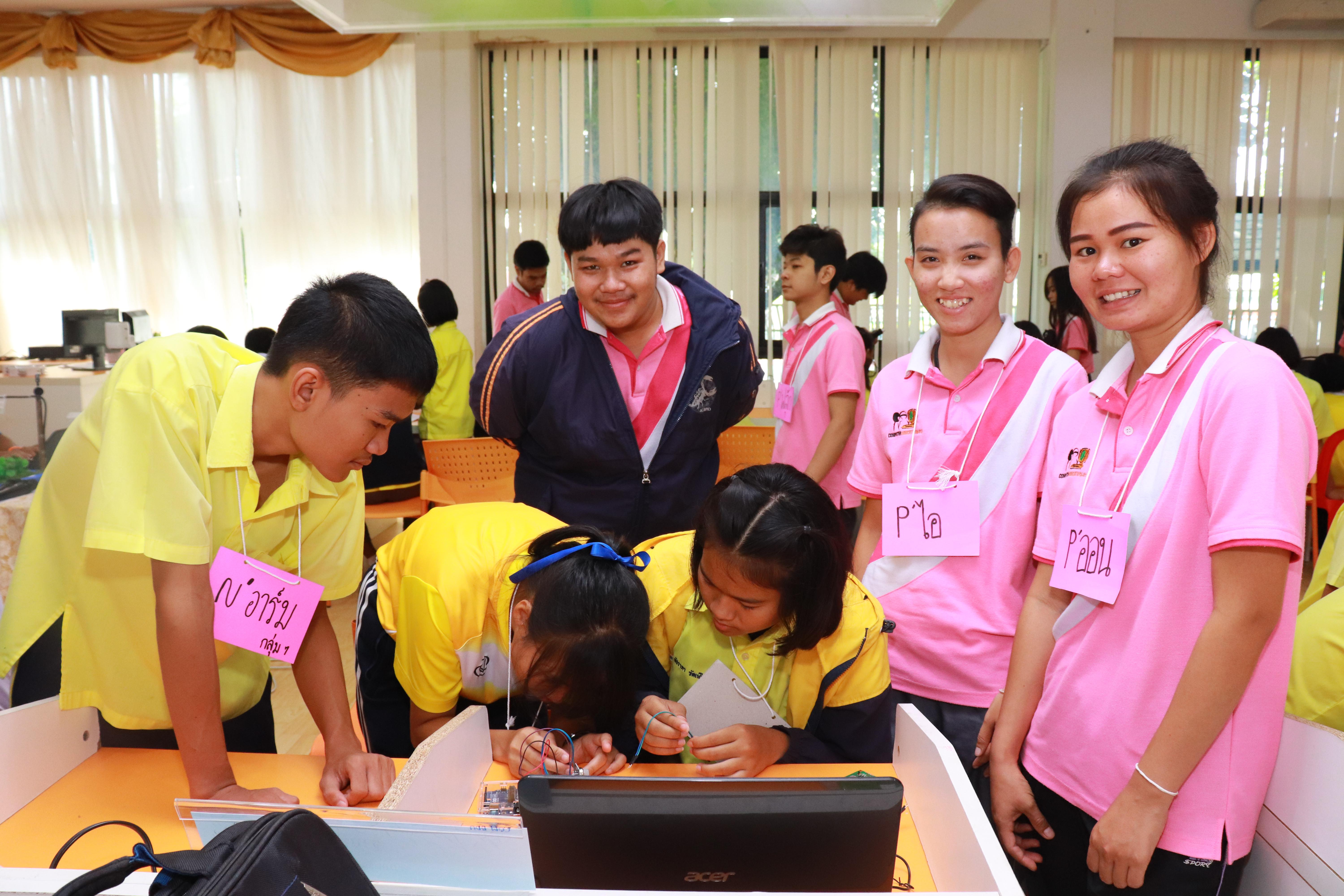 261. โครงการอบรมเชิงปฏิบัติการการพัฒนาโครงงานคอมพิวเตอร์ ด้วยระบบสมองกลฝังตัวและการเขียนโปรแกรมคอมพิวเตอร์  1-3 สิงหาคม 2561 ณ โรงเรียนองค์การบริหารส่วนจังหวัดกำแพงเพชร