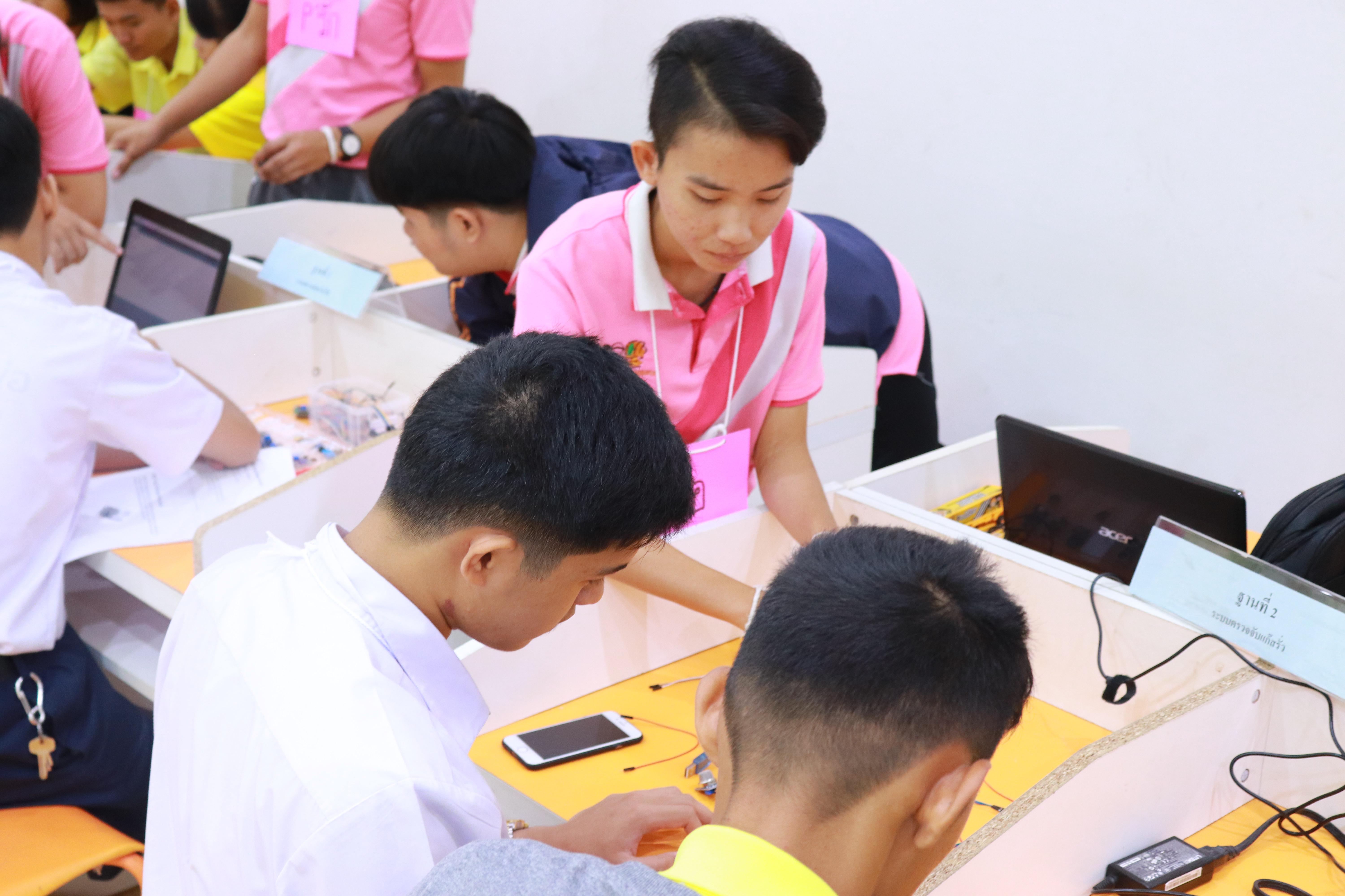 280. โครงการอบรมเชิงปฏิบัติการการพัฒนาโครงงานคอมพิวเตอร์ ด้วยระบบสมองกลฝังตัวและการเขียนโปรแกรมคอมพิวเตอร์  1-3 สิงหาคม 2561 ณ โรงเรียนองค์การบริหารส่วนจังหวัดกำแพงเพชร