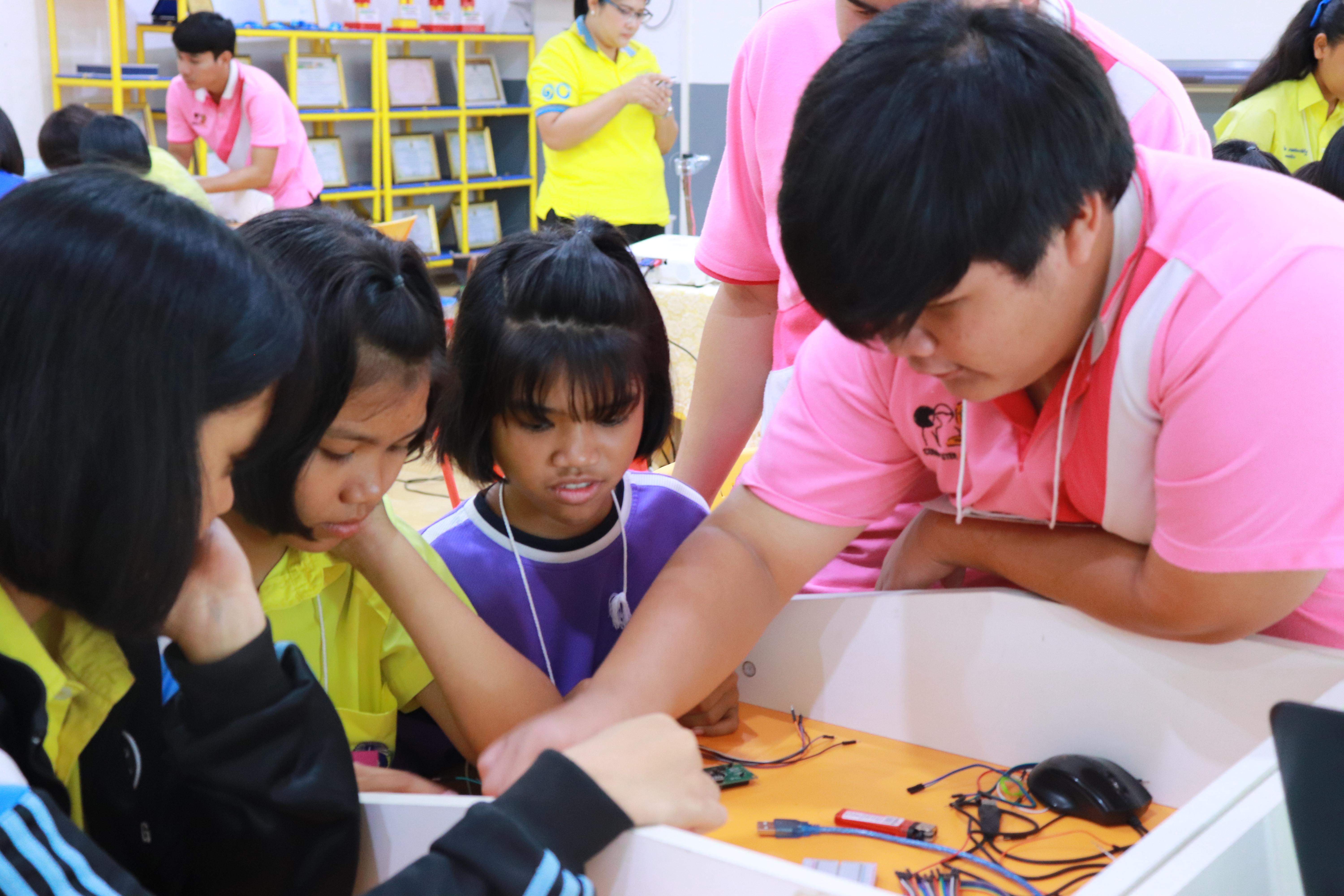 292. โครงการอบรมเชิงปฏิบัติการการพัฒนาโครงงานคอมพิวเตอร์ ด้วยระบบสมองกลฝังตัวและการเขียนโปรแกรมคอมพิวเตอร์  1-3 สิงหาคม 2561 ณ โรงเรียนองค์การบริหารส่วนจังหวัดกำแพงเพชร