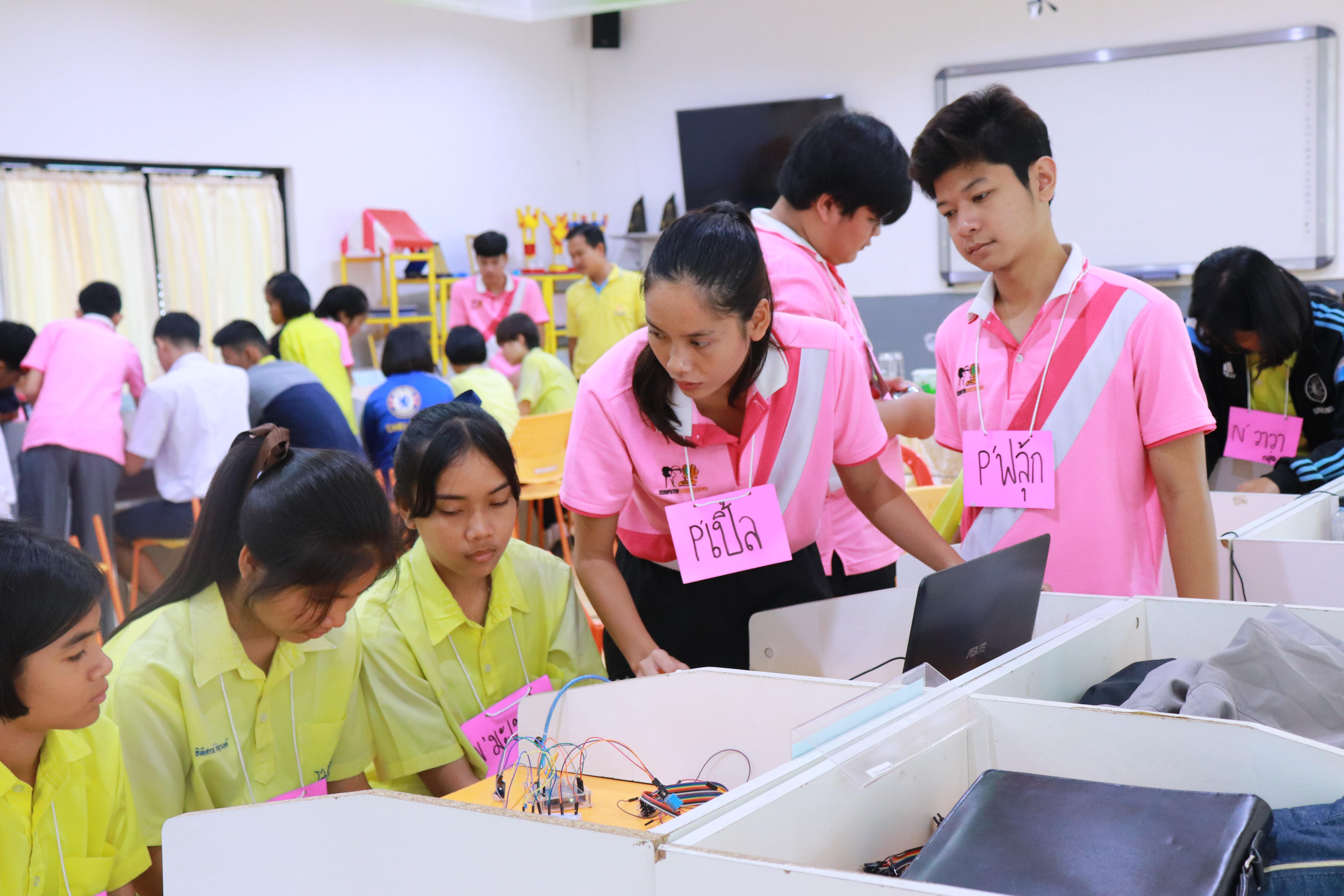 318. โครงการอบรมเชิงปฏิบัติการการพัฒนาโครงงานคอมพิวเตอร์ ด้วยระบบสมองกลฝังตัวและการเขียนโปรแกรมคอมพิวเตอร์  1-3 สิงหาคม 2561 ณ โรงเรียนองค์การบริหารส่วนจังหวัดกำแพงเพชร