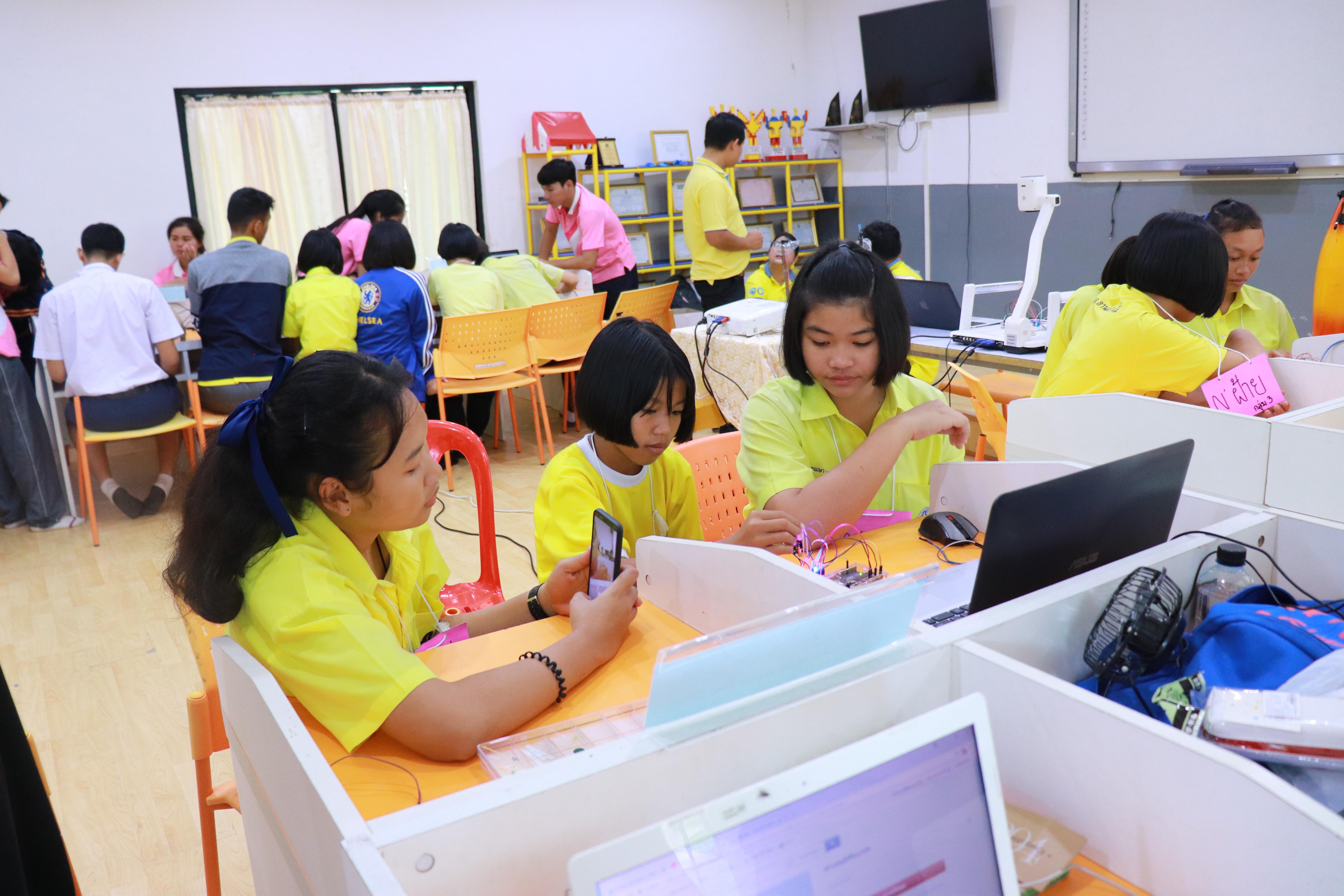 320. โครงการอบรมเชิงปฏิบัติการการพัฒนาโครงงานคอมพิวเตอร์ ด้วยระบบสมองกลฝังตัวและการเขียนโปรแกรมคอมพิวเตอร์  1-3 สิงหาคม 2561 ณ โรงเรียนองค์การบริหารส่วนจังหวัดกำแพงเพชร
