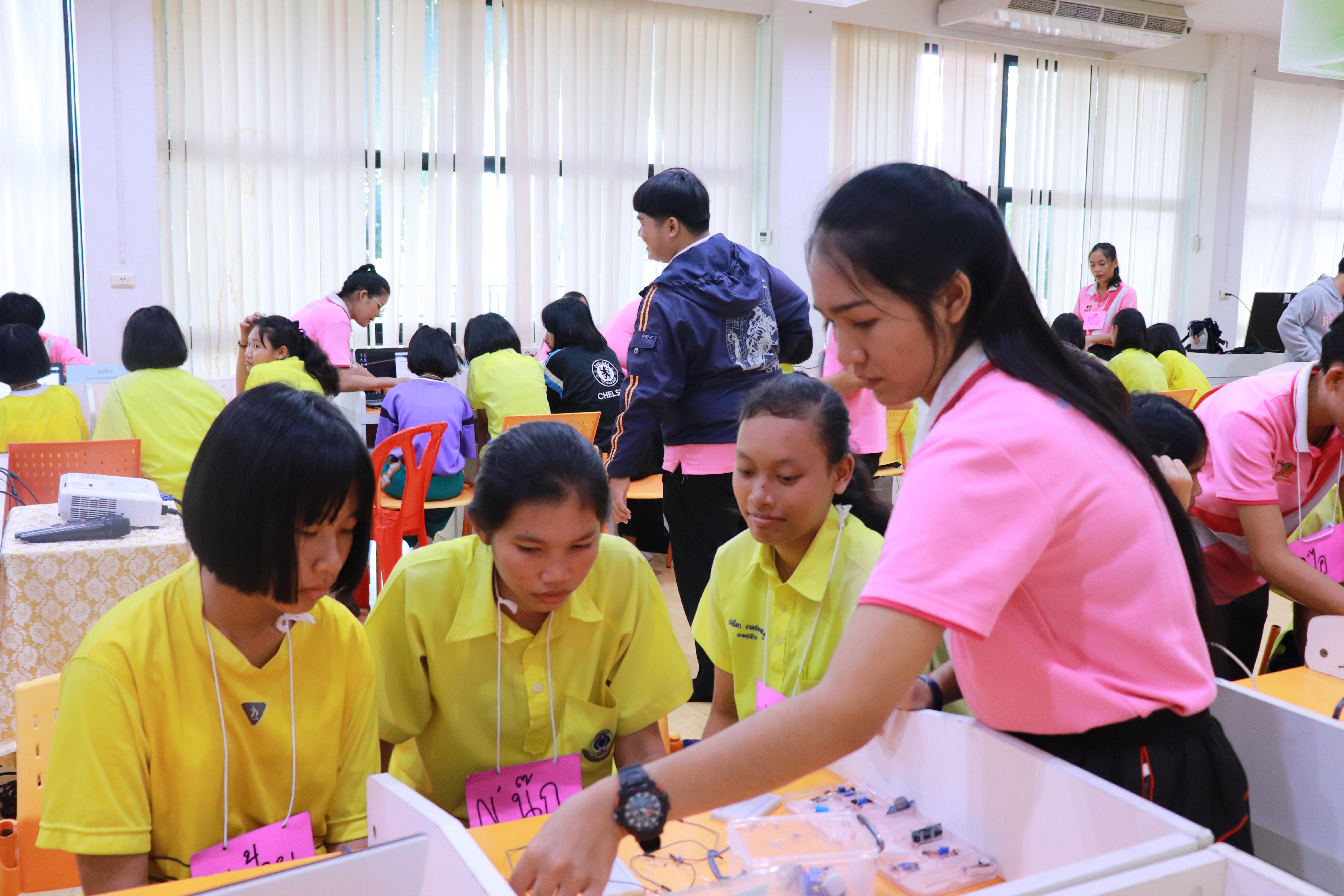 373. โครงการอบรมเชิงปฏิบัติการการพัฒนาโครงงานคอมพิวเตอร์ ด้วยระบบสมองกลฝังตัวและการเขียนโปรแกรมคอมพิวเตอร์  1-3 สิงหาคม 2561 ณ โรงเรียนองค์การบริหารส่วนจังหวัดกำแพงเพชร