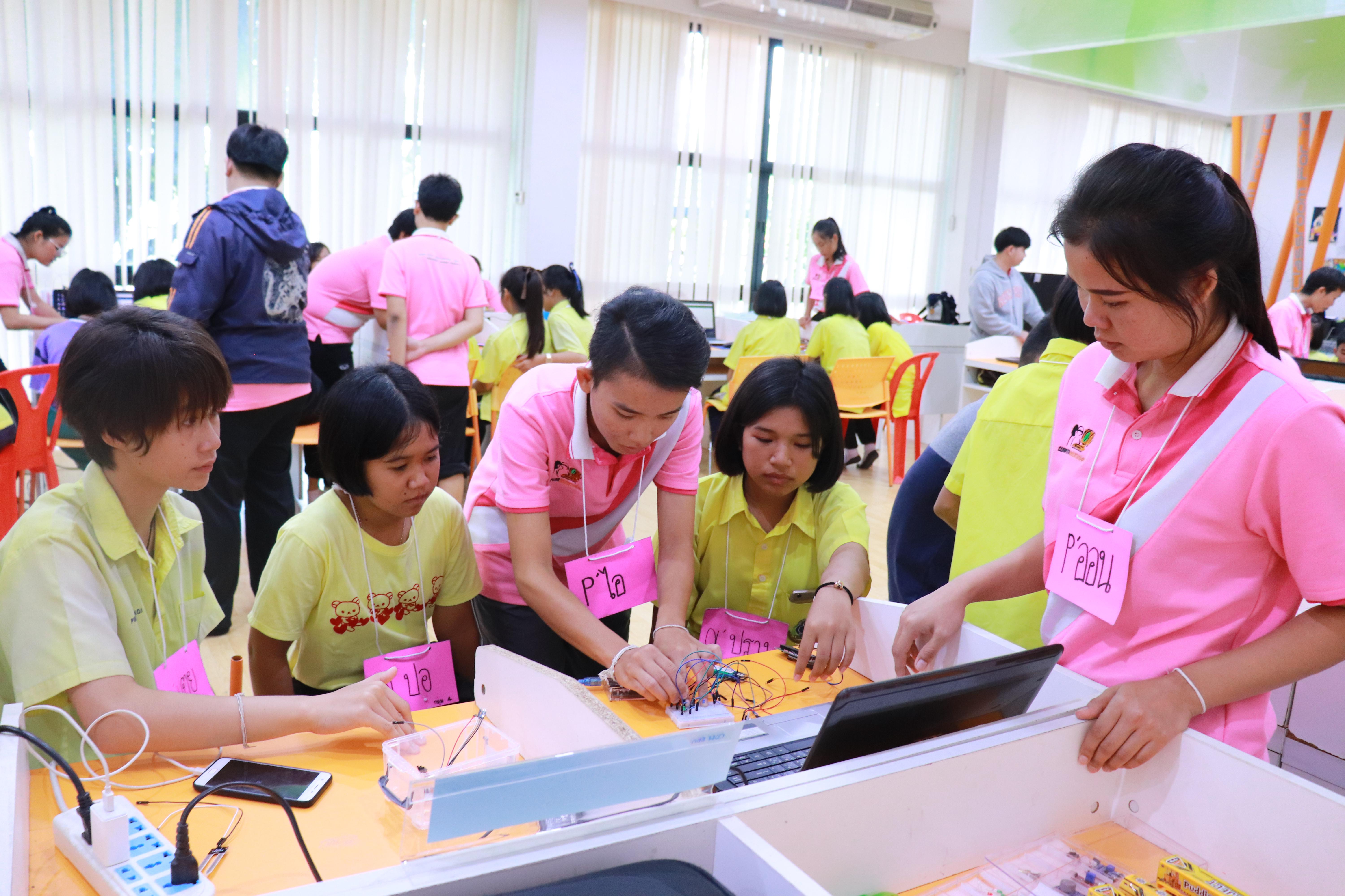 374. โครงการอบรมเชิงปฏิบัติการการพัฒนาโครงงานคอมพิวเตอร์ ด้วยระบบสมองกลฝังตัวและการเขียนโปรแกรมคอมพิวเตอร์  1-3 สิงหาคม 2561 ณ โรงเรียนองค์การบริหารส่วนจังหวัดกำแพงเพชร