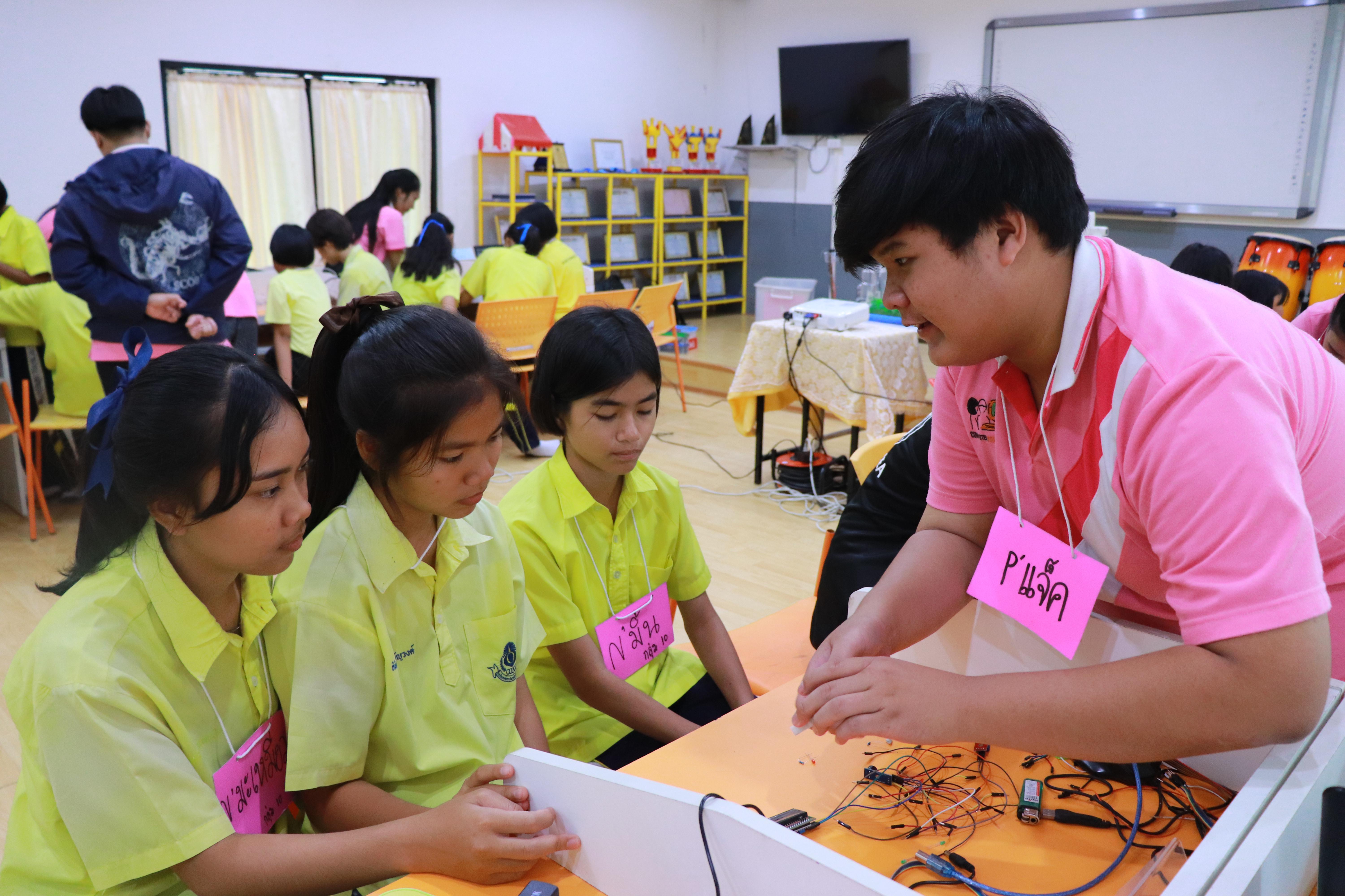 378. โครงการอบรมเชิงปฏิบัติการการพัฒนาโครงงานคอมพิวเตอร์ ด้วยระบบสมองกลฝังตัวและการเขียนโปรแกรมคอมพิวเตอร์  1-3 สิงหาคม 2561 ณ โรงเรียนองค์การบริหารส่วนจังหวัดกำแพงเพชร