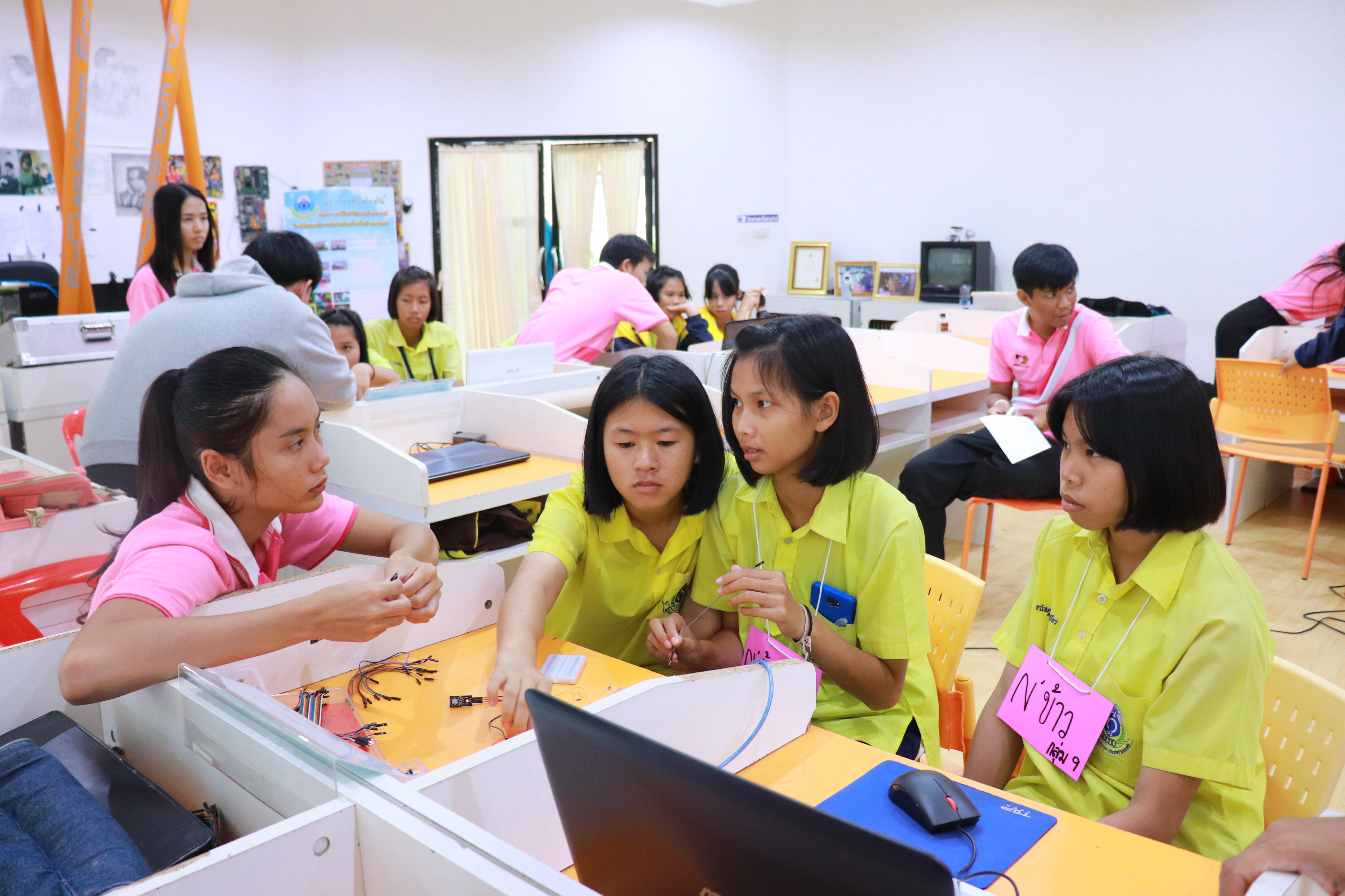 381. โครงการอบรมเชิงปฏิบัติการการพัฒนาโครงงานคอมพิวเตอร์ ด้วยระบบสมองกลฝังตัวและการเขียนโปรแกรมคอมพิวเตอร์  1-3 สิงหาคม 2561 ณ โรงเรียนองค์การบริหารส่วนจังหวัดกำแพงเพชร