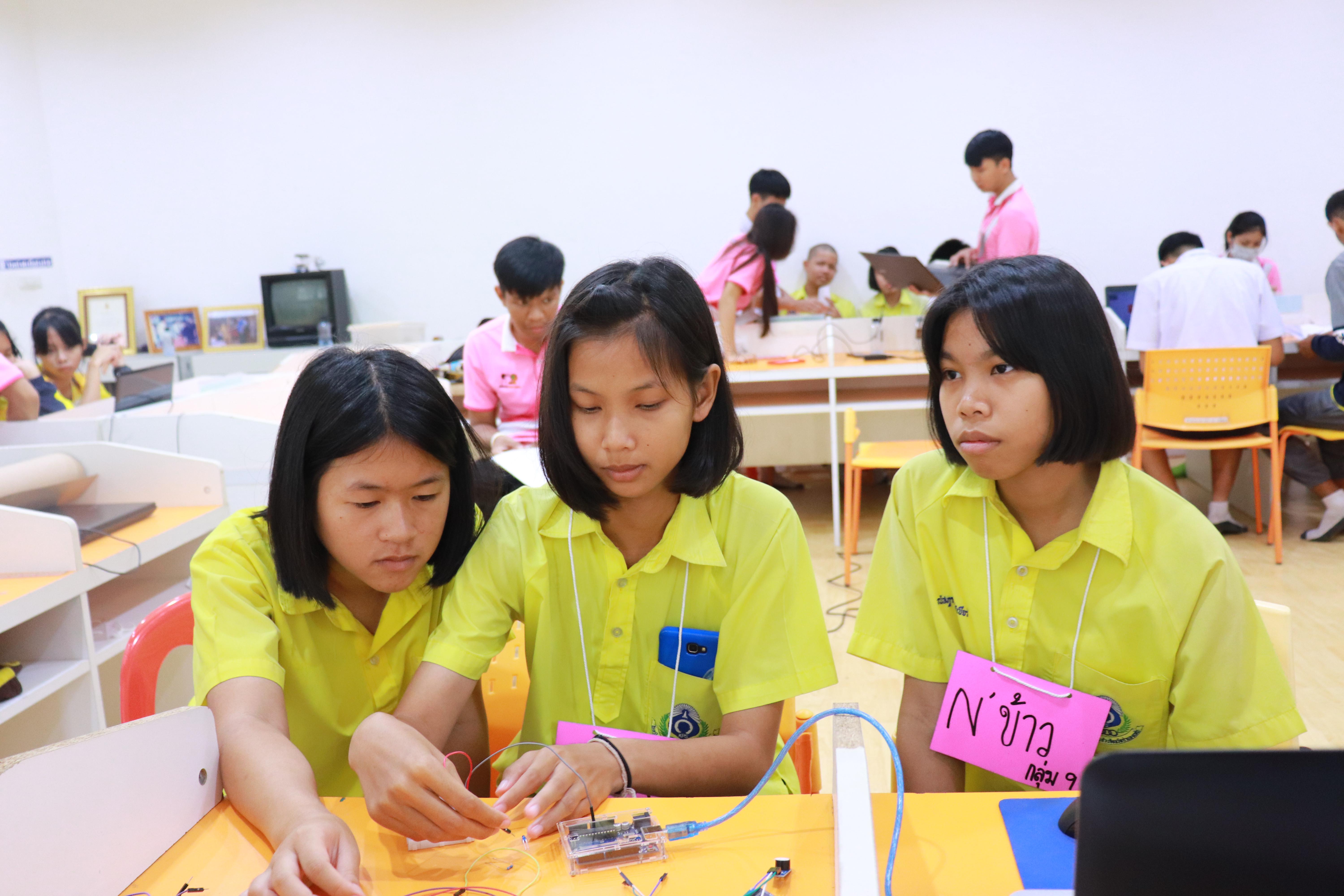 382. โครงการอบรมเชิงปฏิบัติการการพัฒนาโครงงานคอมพิวเตอร์ ด้วยระบบสมองกลฝังตัวและการเขียนโปรแกรมคอมพิวเตอร์  1-3 สิงหาคม 2561 ณ โรงเรียนองค์การบริหารส่วนจังหวัดกำแพงเพชร