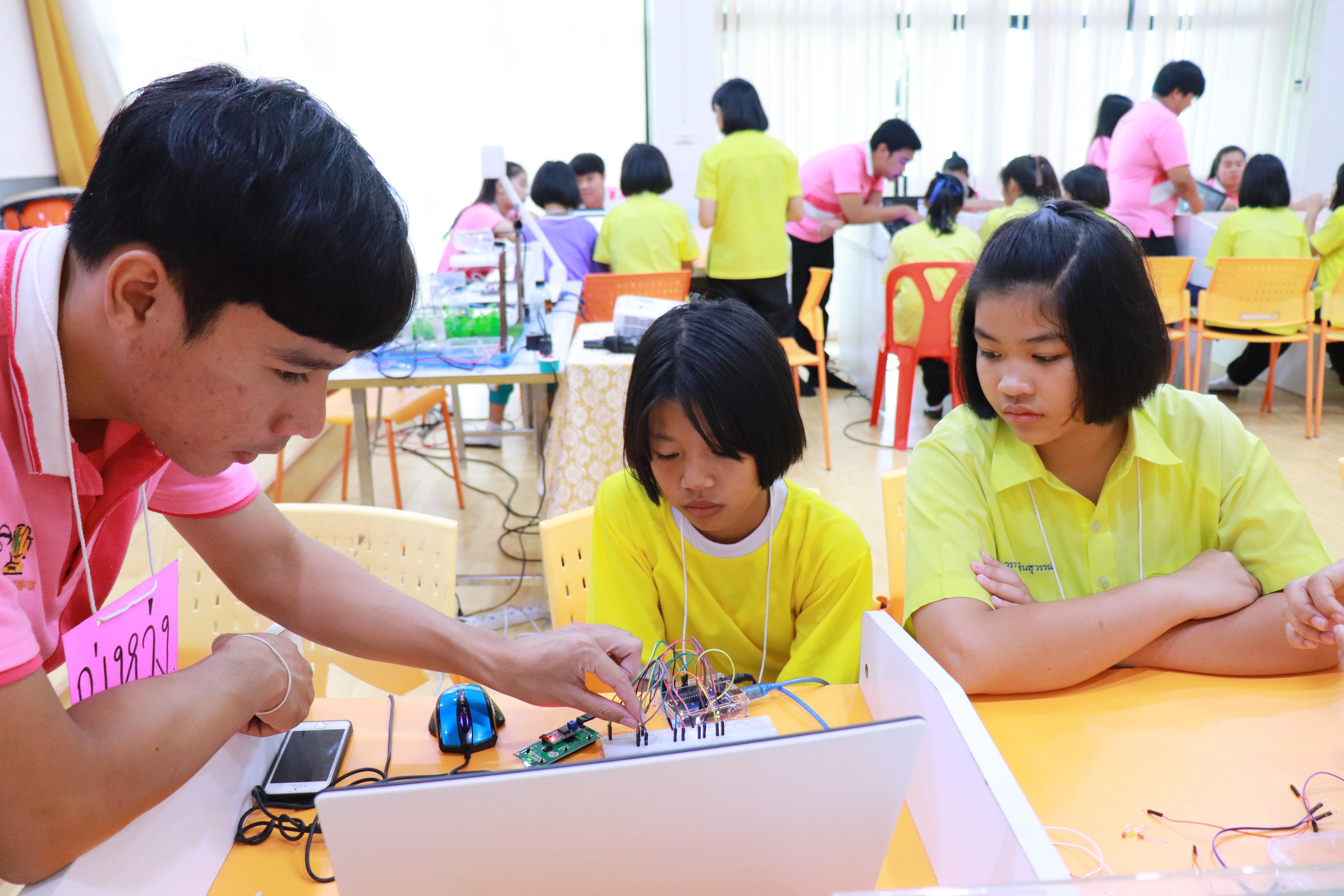 404. โครงการอบรมเชิงปฏิบัติการการพัฒนาโครงงานคอมพิวเตอร์ ด้วยระบบสมองกลฝังตัวและการเขียนโปรแกรมคอมพิวเตอร์  1-3 สิงหาคม 2561 ณ โรงเรียนองค์การบริหารส่วนจังหวัดกำแพงเพชร