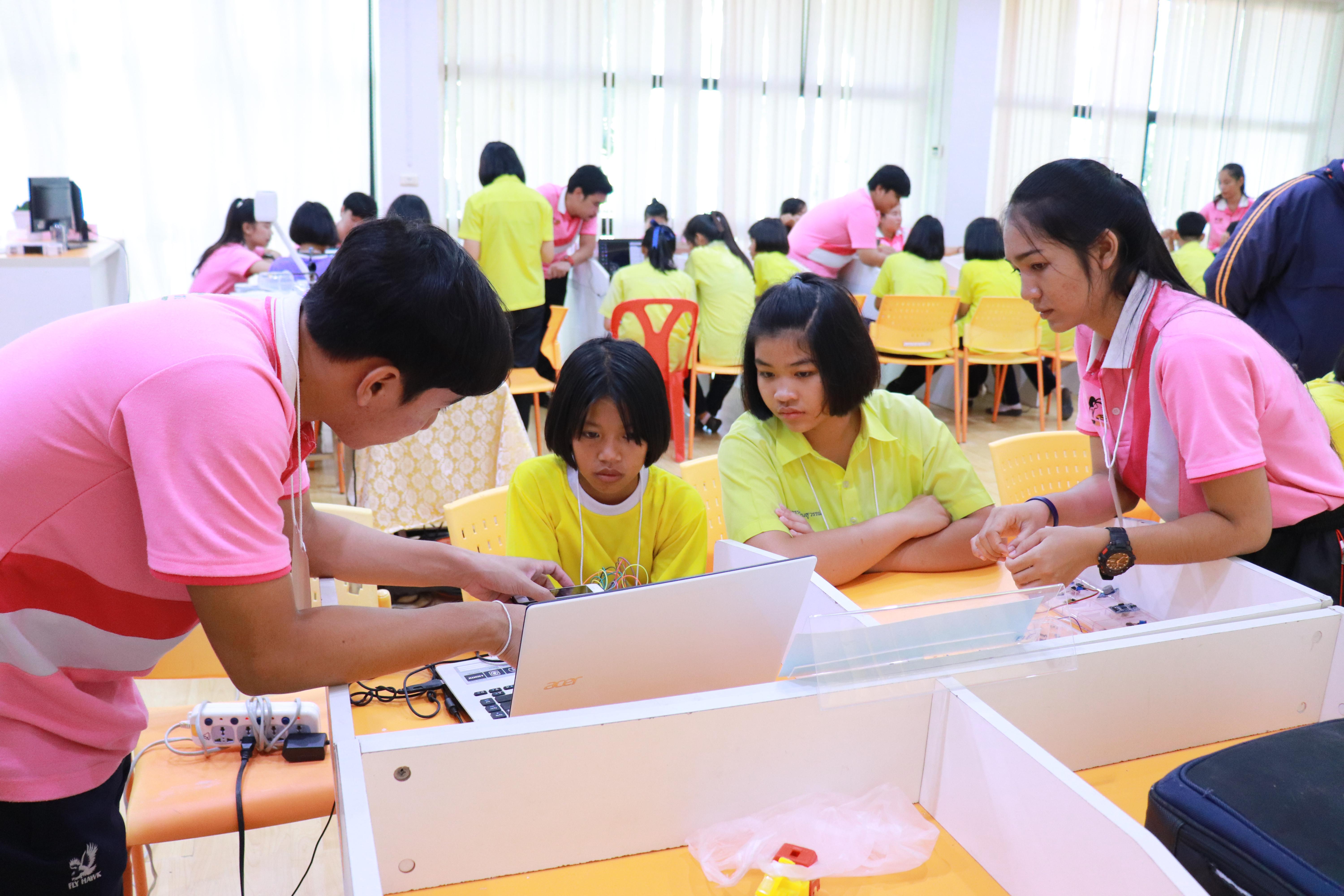 405. โครงการอบรมเชิงปฏิบัติการการพัฒนาโครงงานคอมพิวเตอร์ ด้วยระบบสมองกลฝังตัวและการเขียนโปรแกรมคอมพิวเตอร์  1-3 สิงหาคม 2561 ณ โรงเรียนองค์การบริหารส่วนจังหวัดกำแพงเพชร