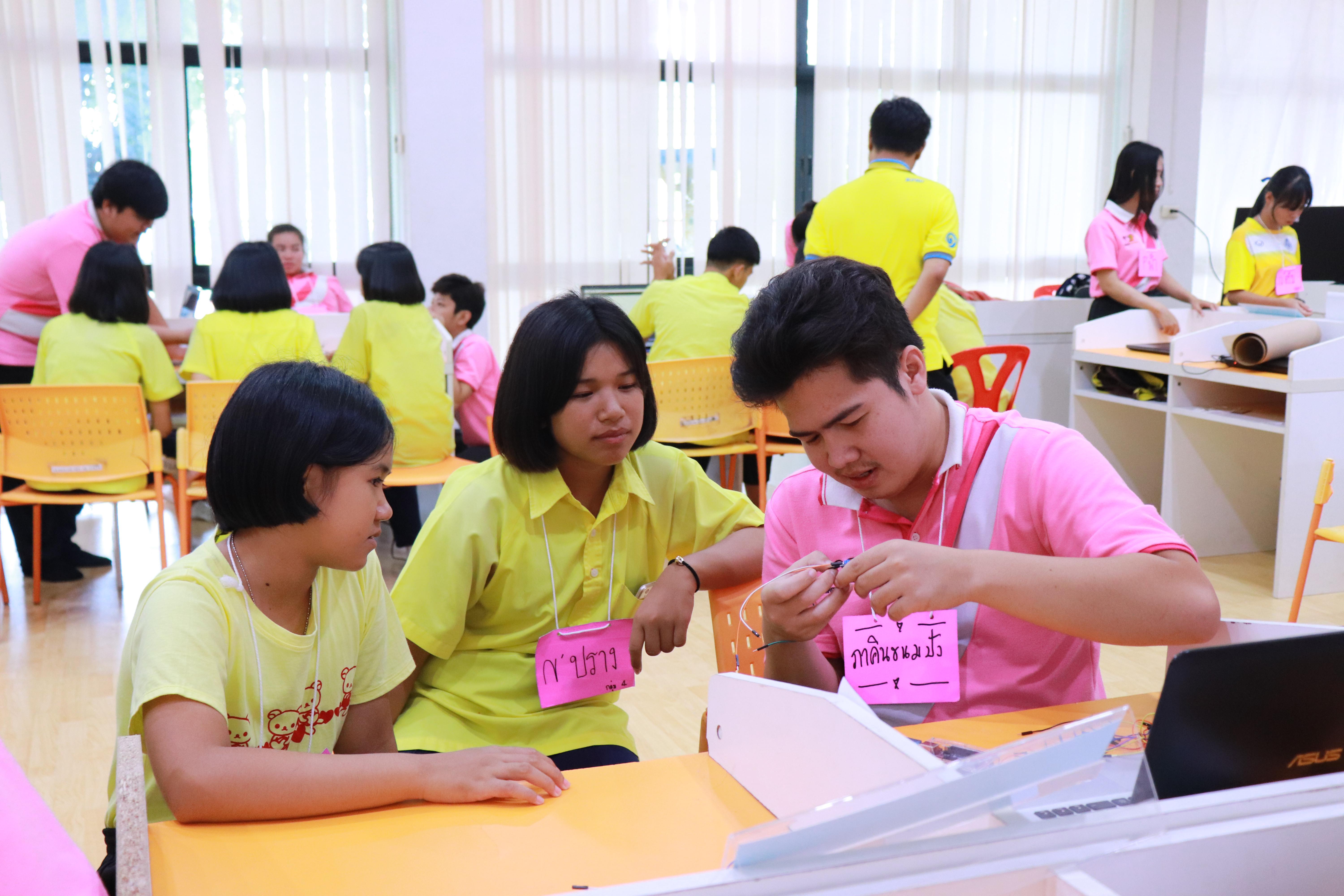 407. โครงการอบรมเชิงปฏิบัติการการพัฒนาโครงงานคอมพิวเตอร์ ด้วยระบบสมองกลฝังตัวและการเขียนโปรแกรมคอมพิวเตอร์  1-3 สิงหาคม 2561 ณ โรงเรียนองค์การบริหารส่วนจังหวัดกำแพงเพชร