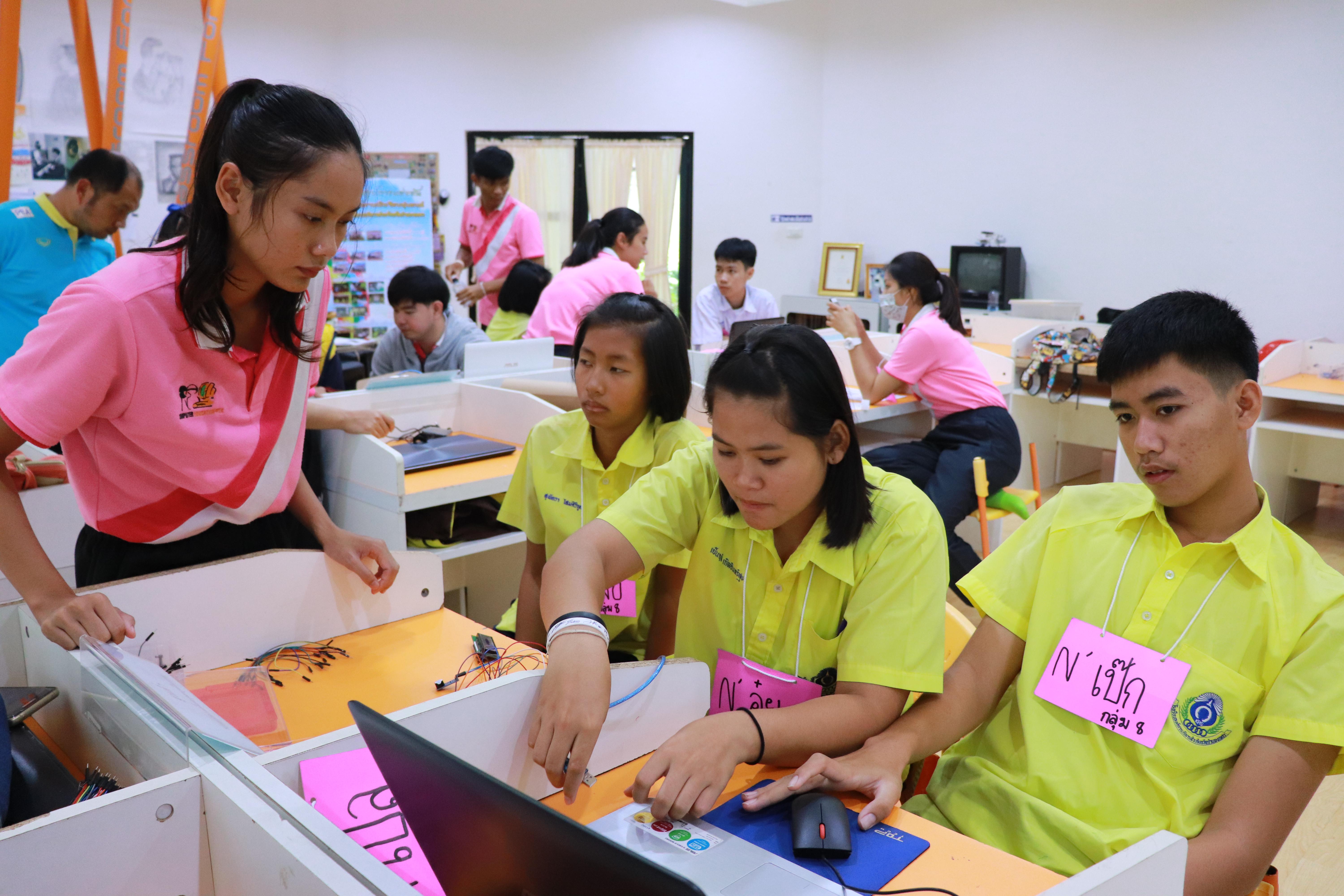 413. โครงการอบรมเชิงปฏิบัติการการพัฒนาโครงงานคอมพิวเตอร์ ด้วยระบบสมองกลฝังตัวและการเขียนโปรแกรมคอมพิวเตอร์  1-3 สิงหาคม 2561 ณ โรงเรียนองค์การบริหารส่วนจังหวัดกำแพงเพชร