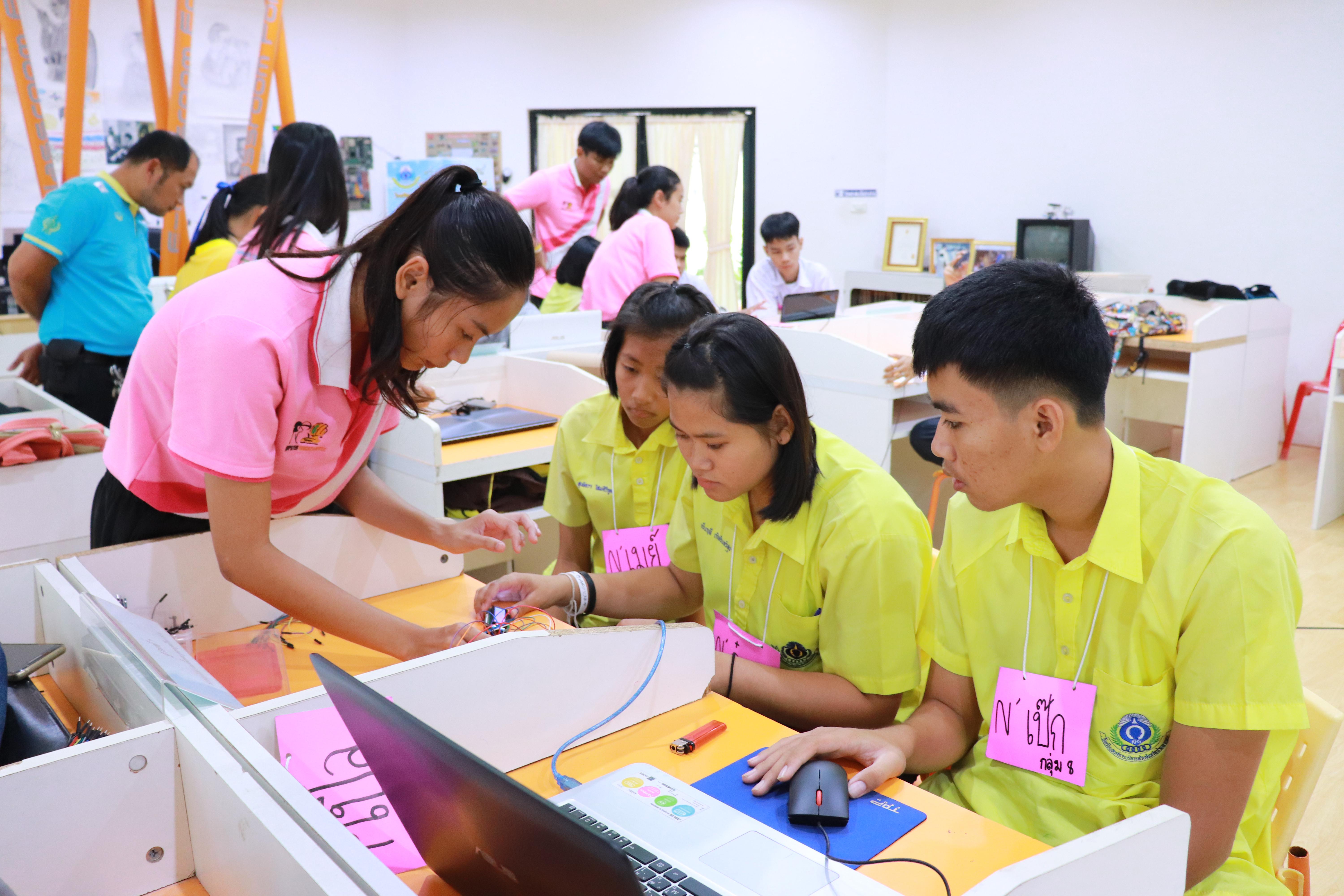 414. โครงการอบรมเชิงปฏิบัติการการพัฒนาโครงงานคอมพิวเตอร์ ด้วยระบบสมองกลฝังตัวและการเขียนโปรแกรมคอมพิวเตอร์  1-3 สิงหาคม 2561 ณ โรงเรียนองค์การบริหารส่วนจังหวัดกำแพงเพชร