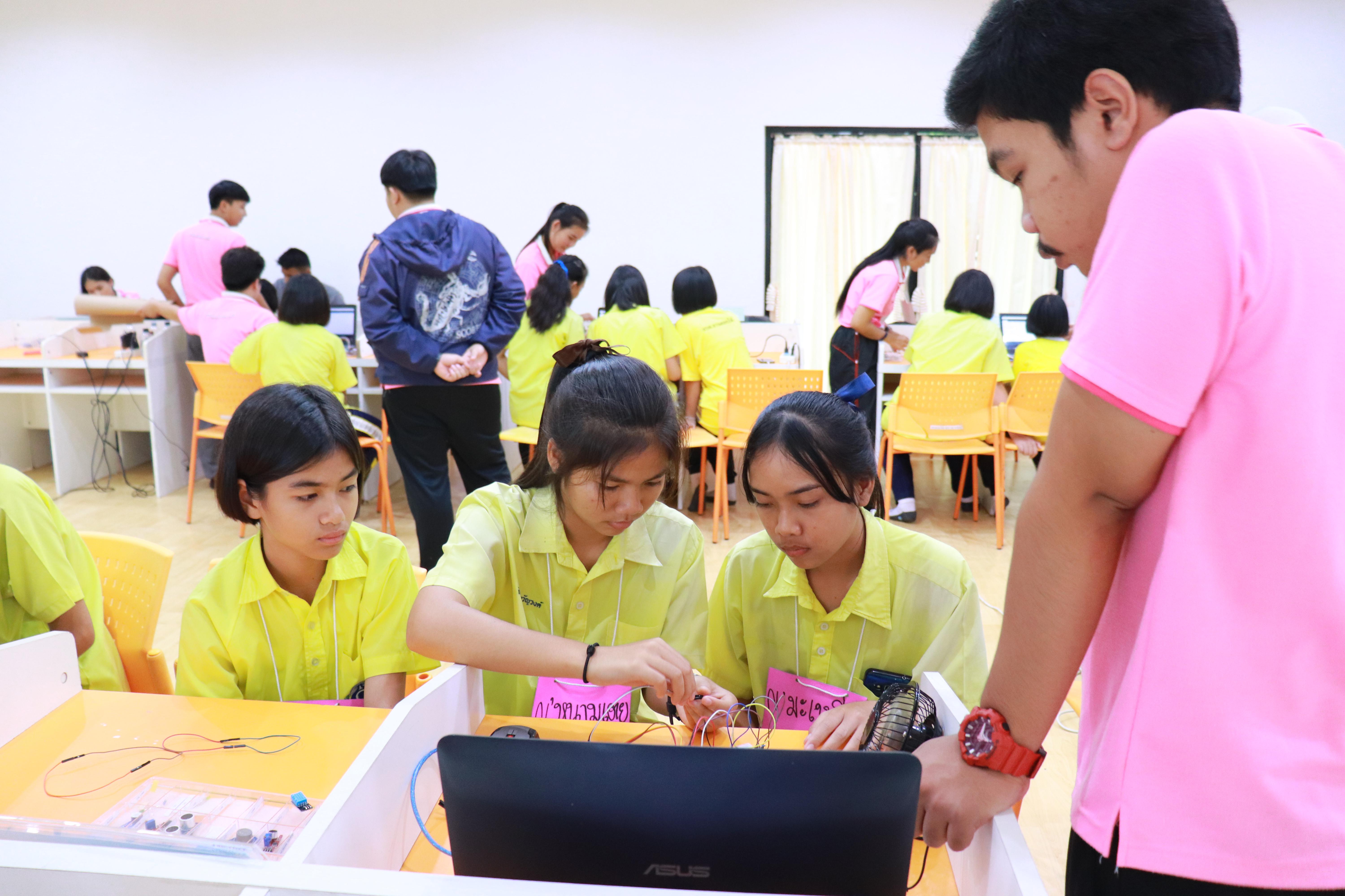416. โครงการอบรมเชิงปฏิบัติการการพัฒนาโครงงานคอมพิวเตอร์ ด้วยระบบสมองกลฝังตัวและการเขียนโปรแกรมคอมพิวเตอร์  1-3 สิงหาคม 2561 ณ โรงเรียนองค์การบริหารส่วนจังหวัดกำแพงเพชร