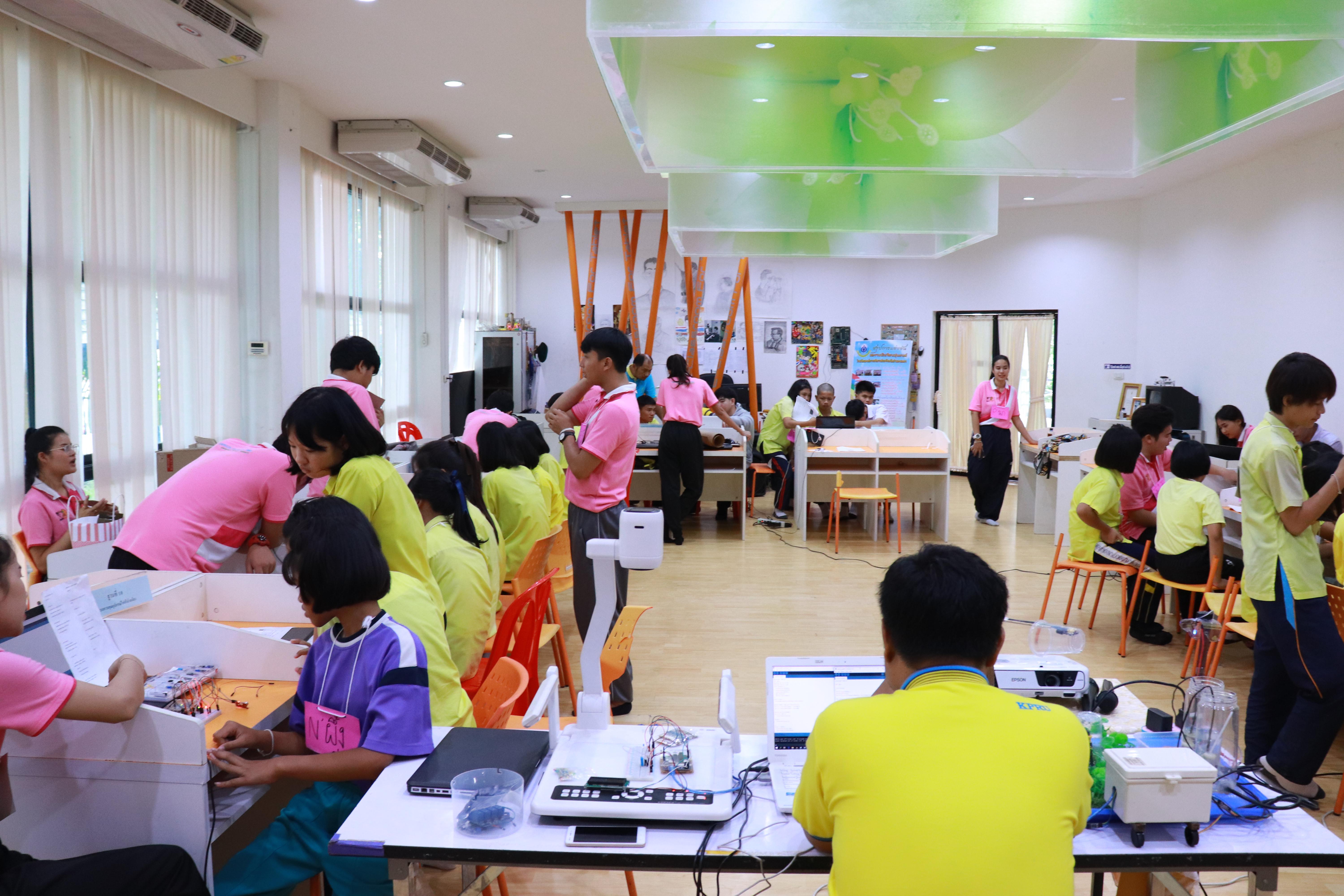 421. โครงการอบรมเชิงปฏิบัติการการพัฒนาโครงงานคอมพิวเตอร์ ด้วยระบบสมองกลฝังตัวและการเขียนโปรแกรมคอมพิวเตอร์  1-3 สิงหาคม 2561 ณ โรงเรียนองค์การบริหารส่วนจังหวัดกำแพงเพชร