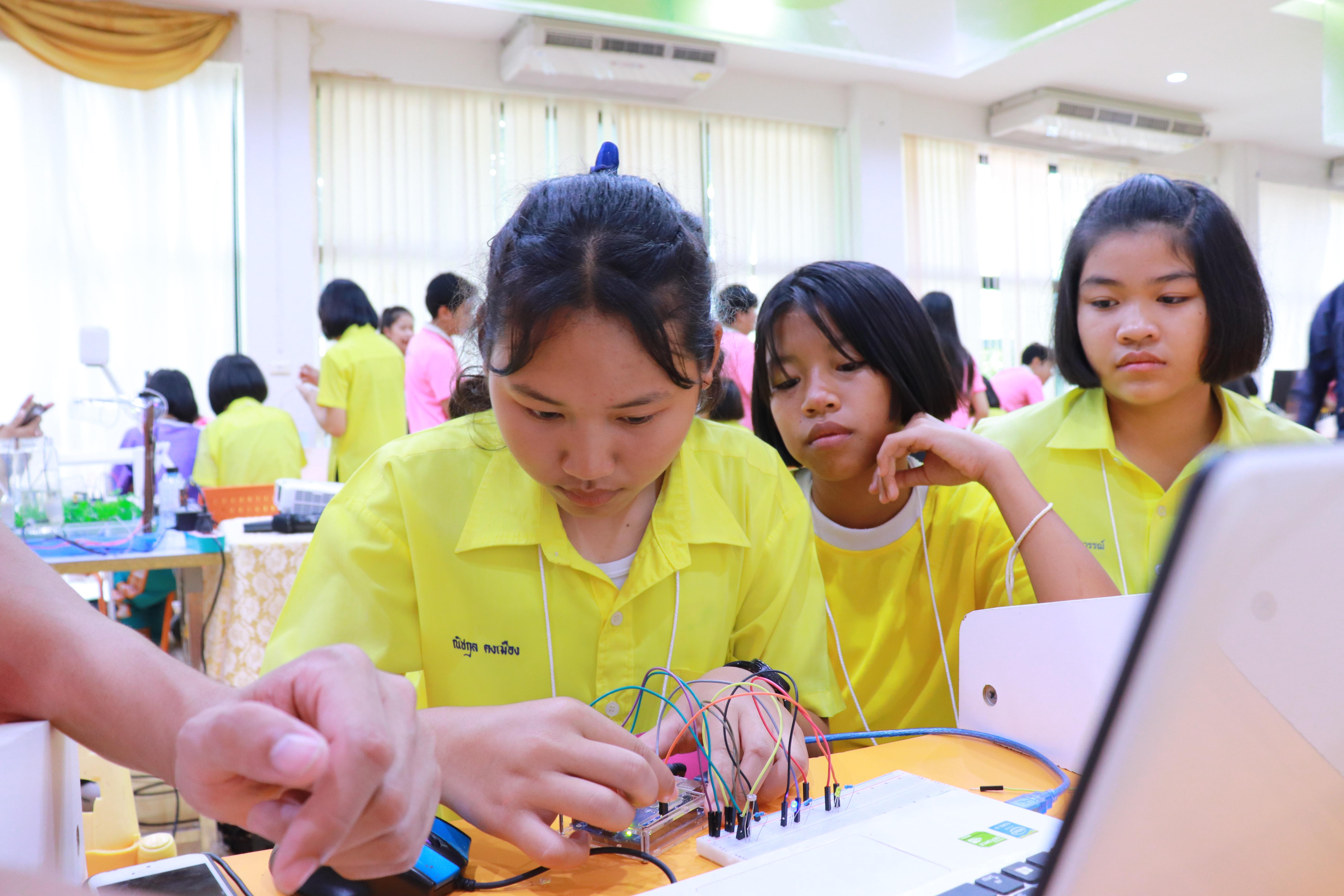 425. โครงการอบรมเชิงปฏิบัติการการพัฒนาโครงงานคอมพิวเตอร์ ด้วยระบบสมองกลฝังตัวและการเขียนโปรแกรมคอมพิวเตอร์  1-3 สิงหาคม 2561 ณ โรงเรียนองค์การบริหารส่วนจังหวัดกำแพงเพชร
