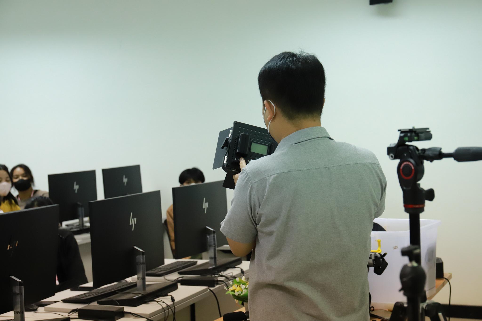 21. โครงการพัฒนาศักยภาพนักศึกษาโปรแกรมวิชาคอมพิวเตอร์ กิจกรรม อบรมการพัฒนาสื่อมัลติมีเดียเพื่อการเรียนรู้วัฒนธรรมประเพณี วันที่ 18 ธันวาคม พ.ศ.2565 ณ ห้องปฏิบัติการคอมพิวเตอร์ ชั้น 4 คณะครุศาสตร์   #เข้าร่วมอบรม นักศึกษาโปรแกรมวิชาคอมพิวเตอร์ ชั้นปีที่ 1