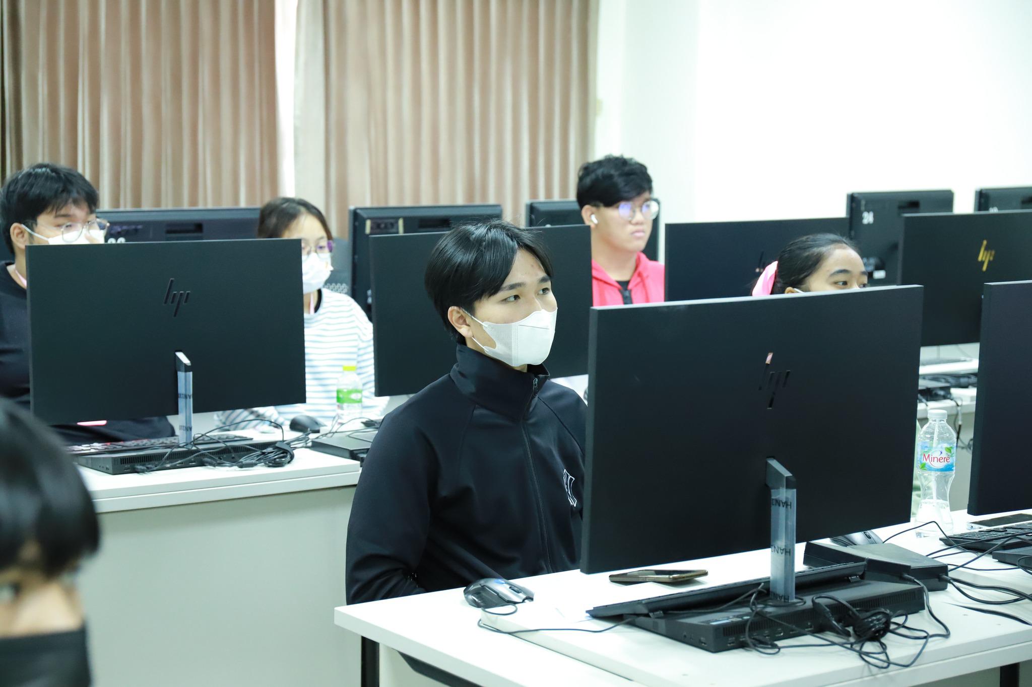 26. โครงการพัฒนาศักยภาพนักศึกษาโปรแกรมวิชาคอมพิวเตอร์ กิจกรรม อบรมการพัฒนาสื่อมัลติมีเดียเพื่อการเรียนรู้วัฒนธรรมประเพณี วันที่ 18 ธันวาคม พ.ศ.2565 ณ ห้องปฏิบัติการคอมพิวเตอร์ ชั้น 4 คณะครุศาสตร์   #เข้าร่วมอบรม นักศึกษาโปรแกรมวิชาคอมพิวเตอร์ ชั้นปีที่ 1