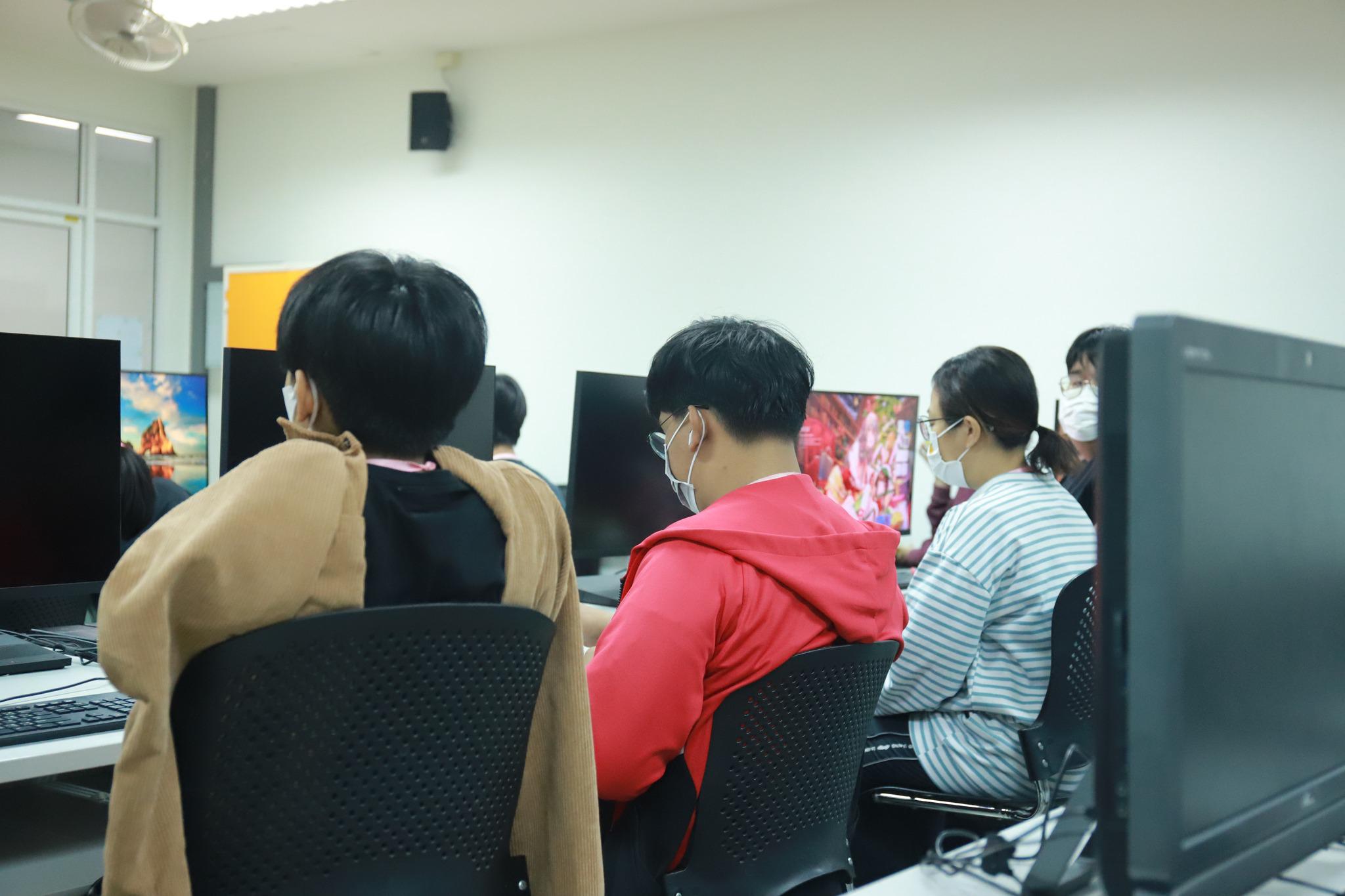31. โครงการพัฒนาศักยภาพนักศึกษาโปรแกรมวิชาคอมพิวเตอร์ กิจกรรม อบรมการพัฒนาสื่อมัลติมีเดียเพื่อการเรียนรู้วัฒนธรรมประเพณี วันที่ 18 ธันวาคม พ.ศ.2565 ณ ห้องปฏิบัติการคอมพิวเตอร์ ชั้น 4 คณะครุศาสตร์   #เข้าร่วมอบรม นักศึกษาโปรแกรมวิชาคอมพิวเตอร์ ชั้นปีที่ 1
