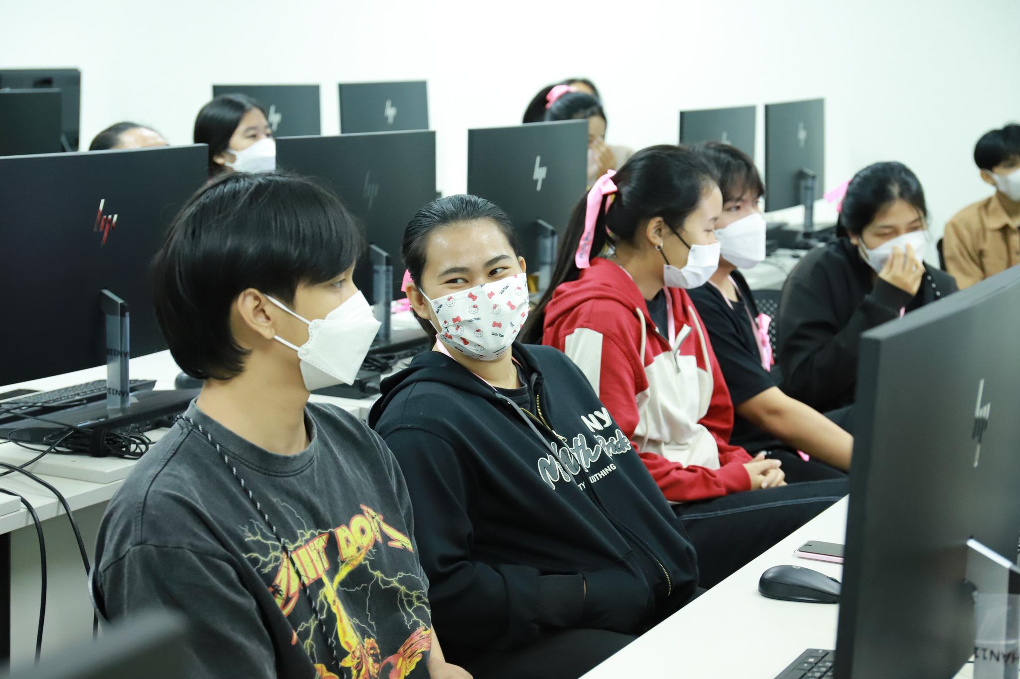 33. โครงการพัฒนาศักยภาพนักศึกษาโปรแกรมวิชาคอมพิวเตอร์ กิจกรรม อบรมการพัฒนาสื่อมัลติมีเดียเพื่อการเรียนรู้วัฒนธรรมประเพณี วันที่ 18 ธันวาคม พ.ศ.2565 ณ ห้องปฏิบัติการคอมพิวเตอร์ ชั้น 4 คณะครุศาสตร์   #เข้าร่วมอบรม นักศึกษาโปรแกรมวิชาคอมพิวเตอร์ ชั้นปีที่ 1