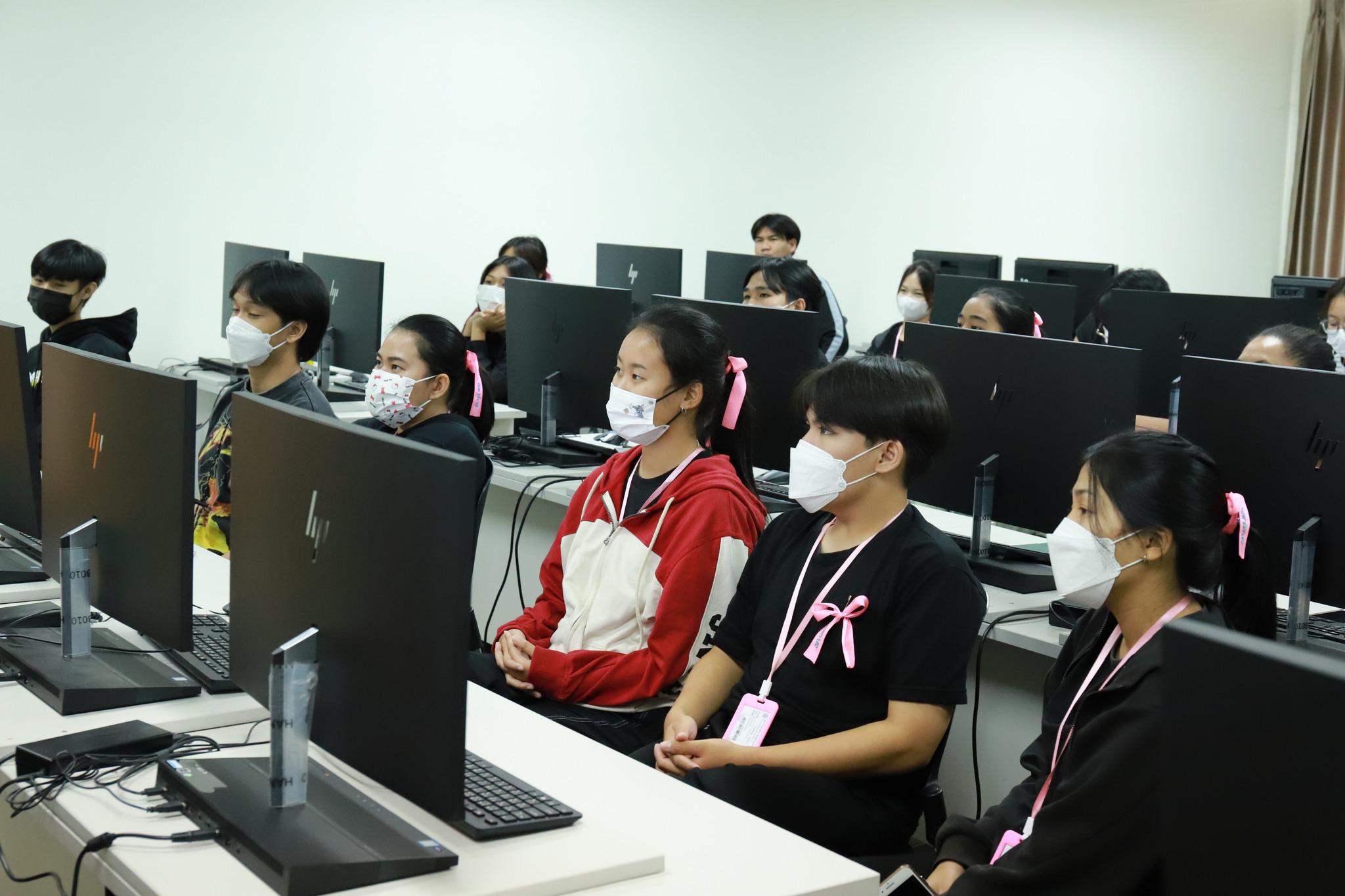 50. โครงการพัฒนาศักยภาพนักศึกษาโปรแกรมวิชาคอมพิวเตอร์ กิจกรรม อบรมการพัฒนาสื่อมัลติมีเดียเพื่อการเรียนรู้วัฒนธรรมประเพณี วันที่ 18 ธันวาคม พ.ศ.2565 ณ ห้องปฏิบัติการคอมพิวเตอร์ ชั้น 4 คณะครุศาสตร์   #เข้าร่วมอบรม นักศึกษาโปรแกรมวิชาคอมพิวเตอร์ ชั้นปีที่ 1