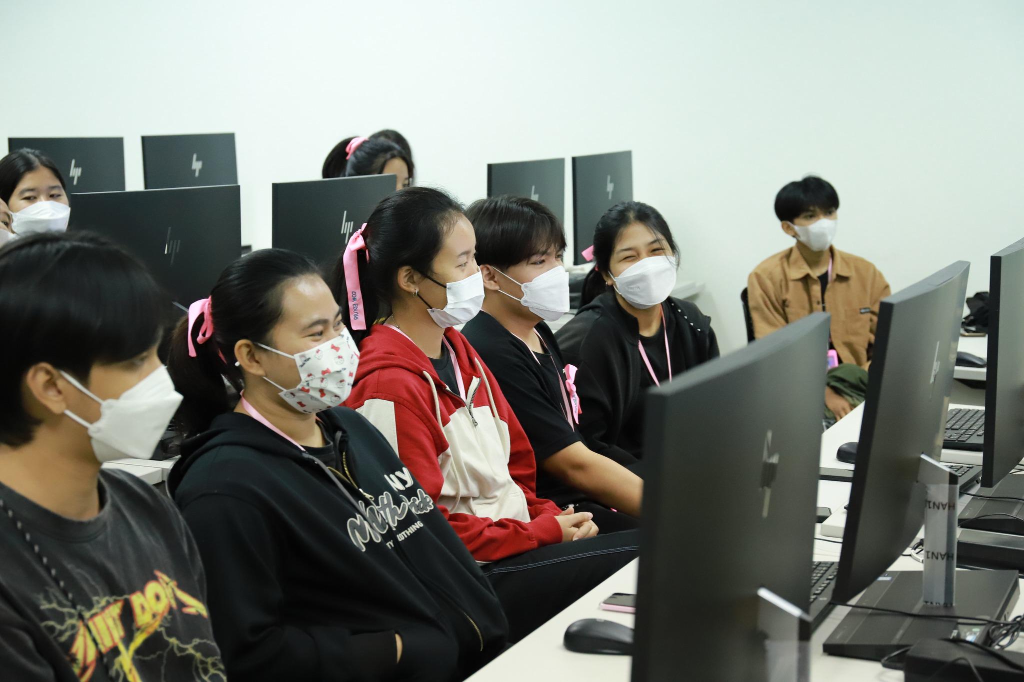 53. โครงการพัฒนาศักยภาพนักศึกษาโปรแกรมวิชาคอมพิวเตอร์ กิจกรรม อบรมการพัฒนาสื่อมัลติมีเดียเพื่อการเรียนรู้วัฒนธรรมประเพณี วันที่ 18 ธันวาคม พ.ศ.2565 ณ ห้องปฏิบัติการคอมพิวเตอร์ ชั้น 4 คณะครุศาสตร์   #เข้าร่วมอบรม นักศึกษาโปรแกรมวิชาคอมพิวเตอร์ ชั้นปีที่ 1