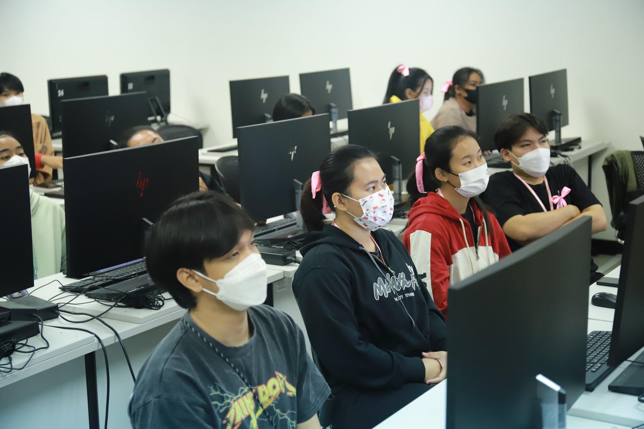 57. โครงการพัฒนาศักยภาพนักศึกษาโปรแกรมวิชาคอมพิวเตอร์ กิจกรรม อบรมการพัฒนาสื่อมัลติมีเดียเพื่อการเรียนรู้วัฒนธรรมประเพณี วันที่ 18 ธันวาคม พ.ศ.2565 ณ ห้องปฏิบัติการคอมพิวเตอร์ ชั้น 4 คณะครุศาสตร์   #เข้าร่วมอบรม นักศึกษาโปรแกรมวิชาคอมพิวเตอร์ ชั้นปีที่ 1