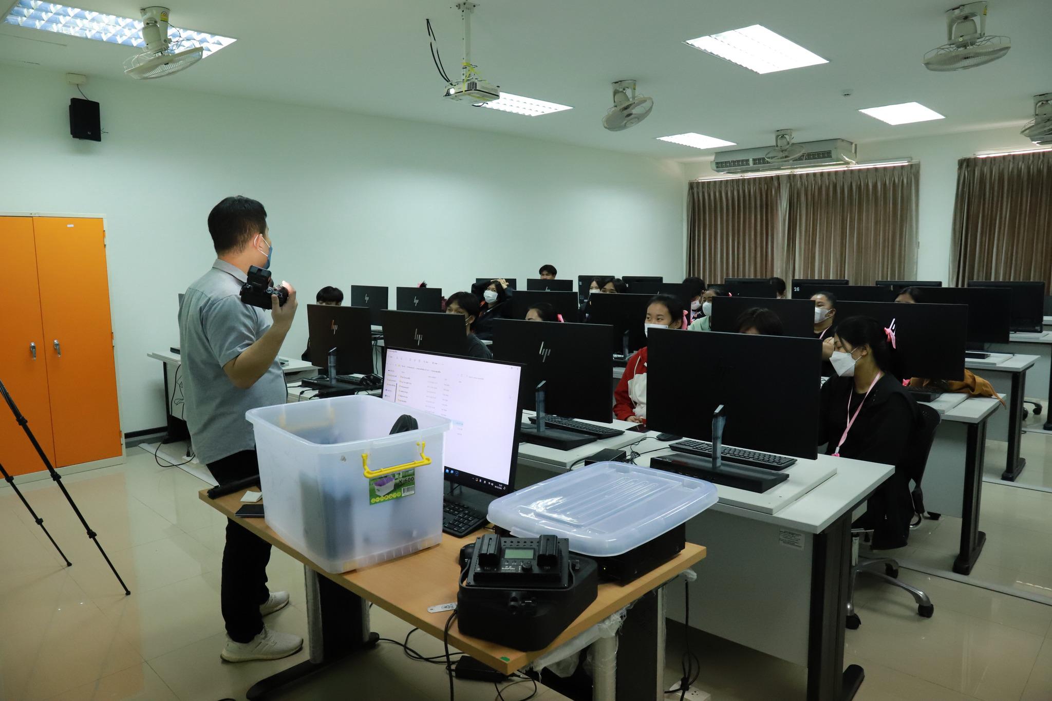 4. โครงการพัฒนาศักยภาพนักศึกษาโปรแกรมวิชาคอมพิวเตอร์ กิจกรรม อบรมการพัฒนาสื่อมัลติมีเดียเพื่อการเรียนรู้วัฒนธรรมประเพณี วันที่ 18 ธันวาคม พ.ศ.2565 ณ ห้องปฏิบัติการคอมพิวเตอร์ ชั้น 4 คณะครุศาสตร์   #เข้าร่วมอบรม นักศึกษาโปรแกรมวิชาคอมพิวเตอร์ ชั้นปีที่ 1