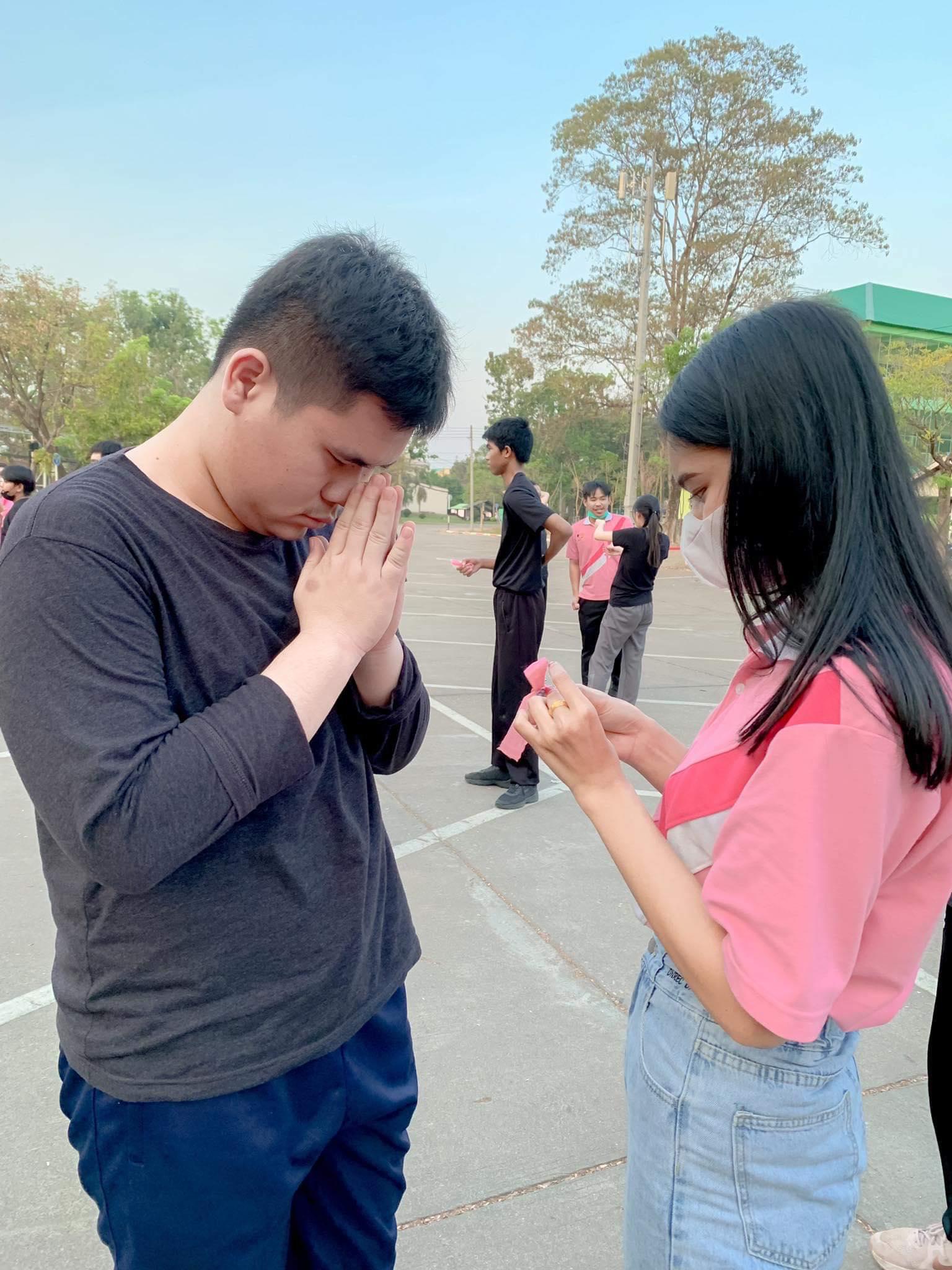 2. วันที่ 6 กุมภาพันธ์ 2566 รุ่นพี่ชั้นปีที่ 3 ได้จัดกิจกรรมปลดโบว์ให้น้องสายสัมพันธ์นักศึกษาโปรแกรมวิชาคอมพิวเตอร์ ชั้นปีที่ 2 (เติบโตเพื่อก้าวต่อไปอย่างมีคุณภาพ จากปี 2 สู่ ปี 3)