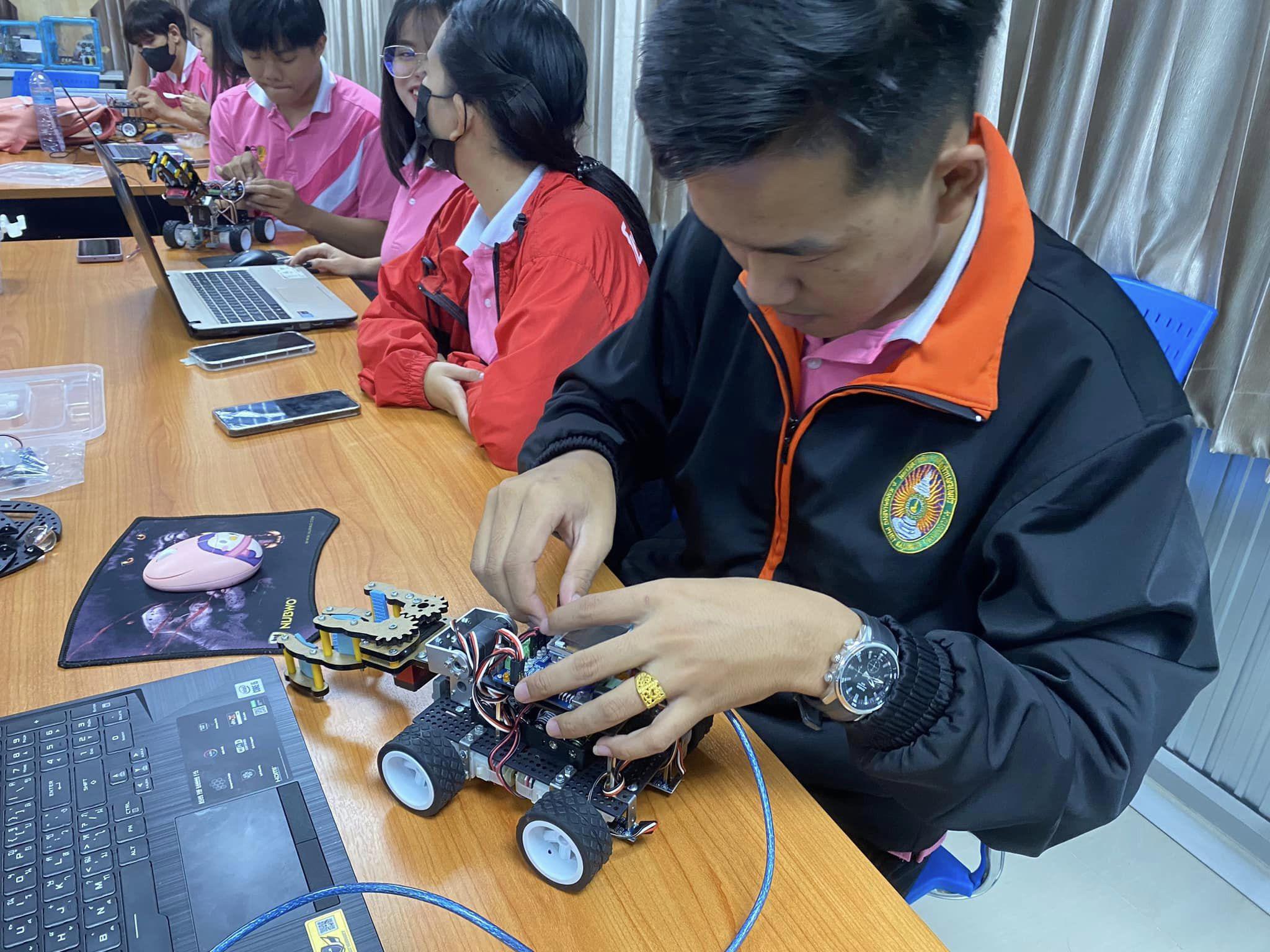 10. 18-19 ก.พ. 66 จัดโครงการส่งเสริมการจัดการเรียนรู้แบบสะเต็มศึกษา กิจกรรม “การออกแบบการจัดการเรียนรู้ STEM โปรแกรมคอมพิวเตอร์” #ขอบคุณความตั้งใจของนักศึกษา  #ขอบคุณวิทยากรผู้ช่วย พี่เอฟ ปี 4 #สถานีต่อไปจัดบริการวิชาการ