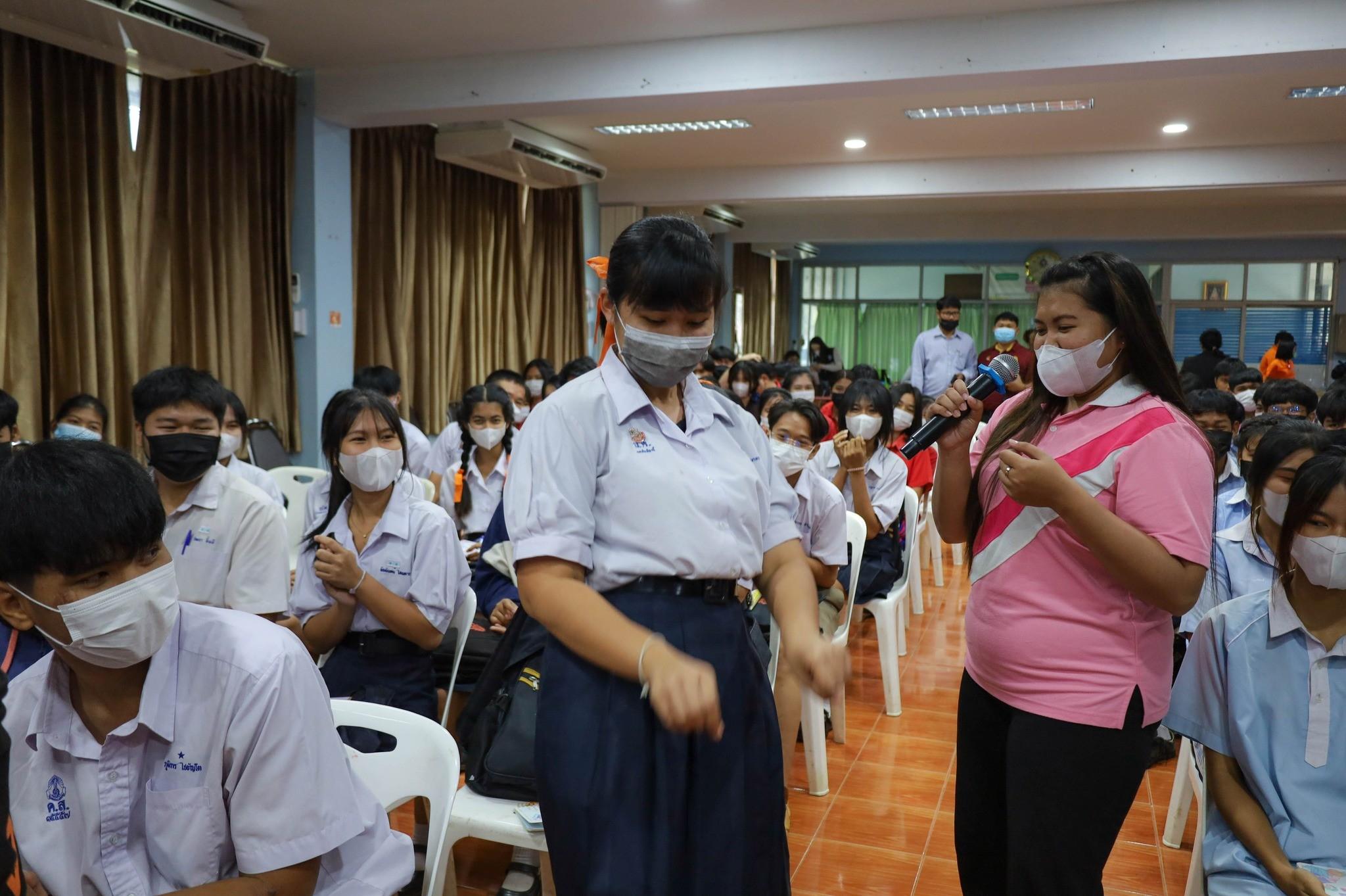 12. นักศึกษาโปรแกรมวิชาคอมพิวเตอร์ ชั้นปีที่ 3 ร่วมจัดงานนิทรรศการงานเปิดโลกการเรียนรู้มุ่งสู่การพัฒนาคุณภาพผู้เรียน วันที่ 16 กุมภาพันธ์ 2566 ณ โรงเรียนวังแขมวิทยาคม อำเภอคลองขลุง จังหวัดกำแพงเพชร