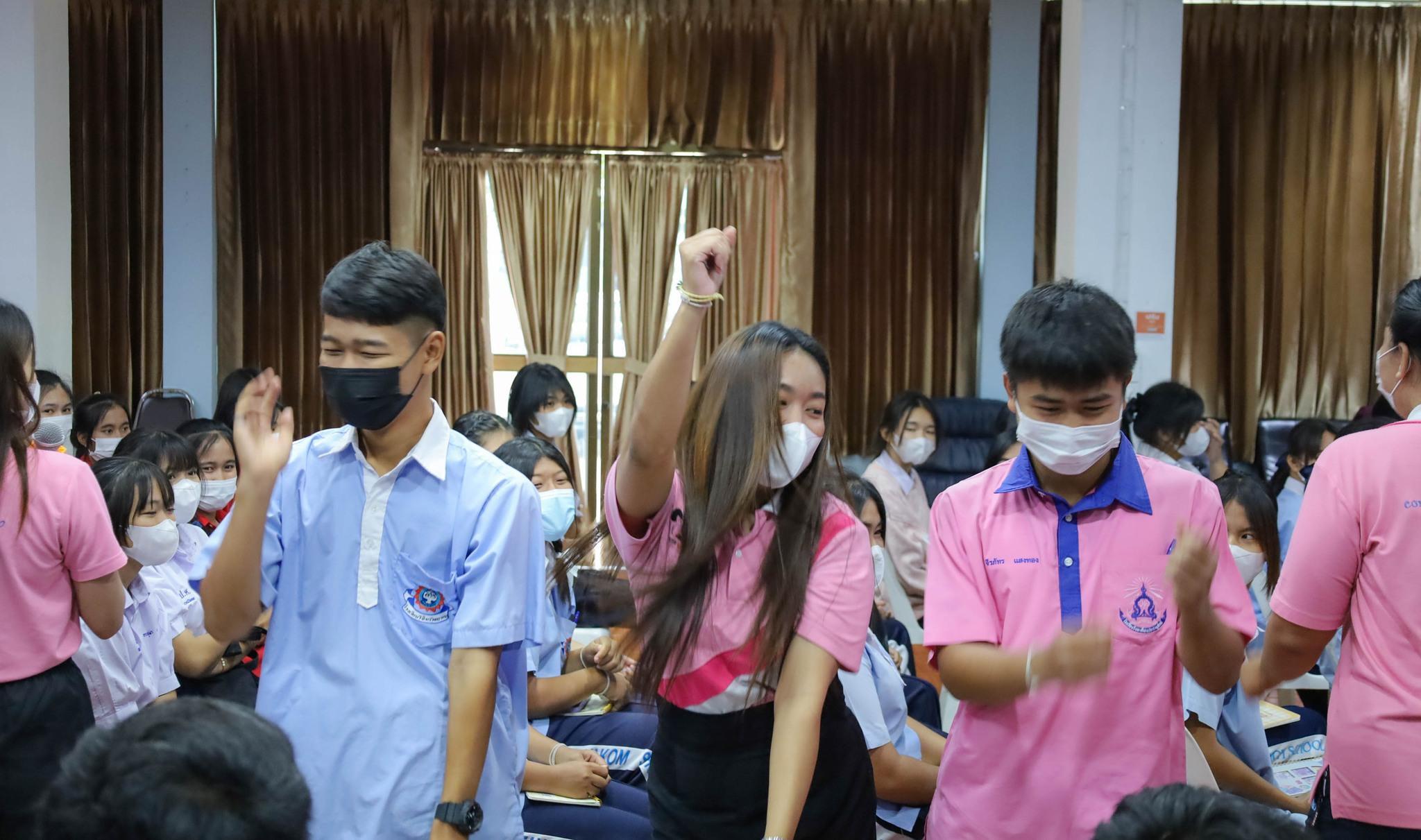 13. นักศึกษาโปรแกรมวิชาคอมพิวเตอร์ ชั้นปีที่ 3 ร่วมจัดงานนิทรรศการงานเปิดโลกการเรียนรู้มุ่งสู่การพัฒนาคุณภาพผู้เรียน วันที่ 16 กุมภาพันธ์ 2566 ณ โรงเรียนวังแขมวิทยาคม อำเภอคลองขลุง จังหวัดกำแพงเพชร
