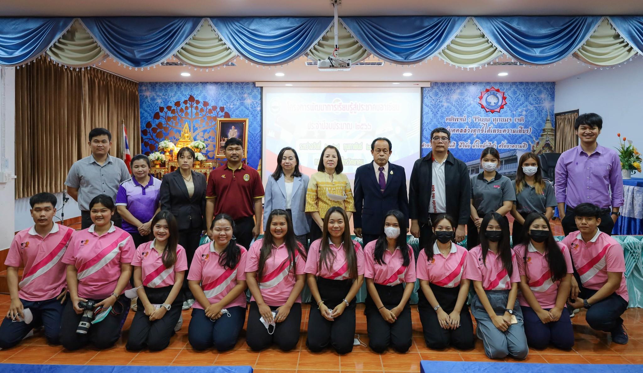 17. นักศึกษาโปรแกรมวิชาคอมพิวเตอร์ ชั้นปีที่ 3 ร่วมจัดงานนิทรรศการงานเปิดโลกการเรียนรู้มุ่งสู่การพัฒนาคุณภาพผู้เรียน วันที่ 16 กุมภาพันธ์ 2566 ณ โรงเรียนวังแขมวิทยาคม อำเภอคลองขลุง จังหวัดกำแพงเพชร