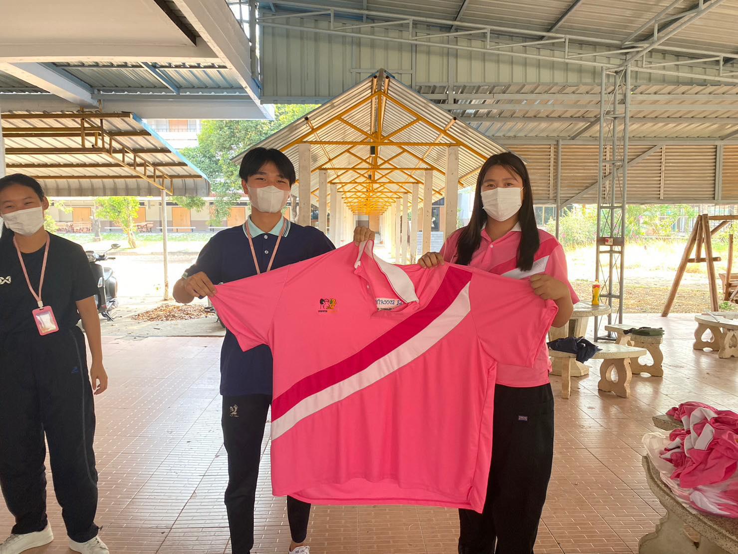 5. วันที่ 23 มีนาคม พ.ศ.2566  กิจกรรม แจก มอบ เสื้อเอกคอมพิวเตอร์ โดยพี่ปี 2  ( 