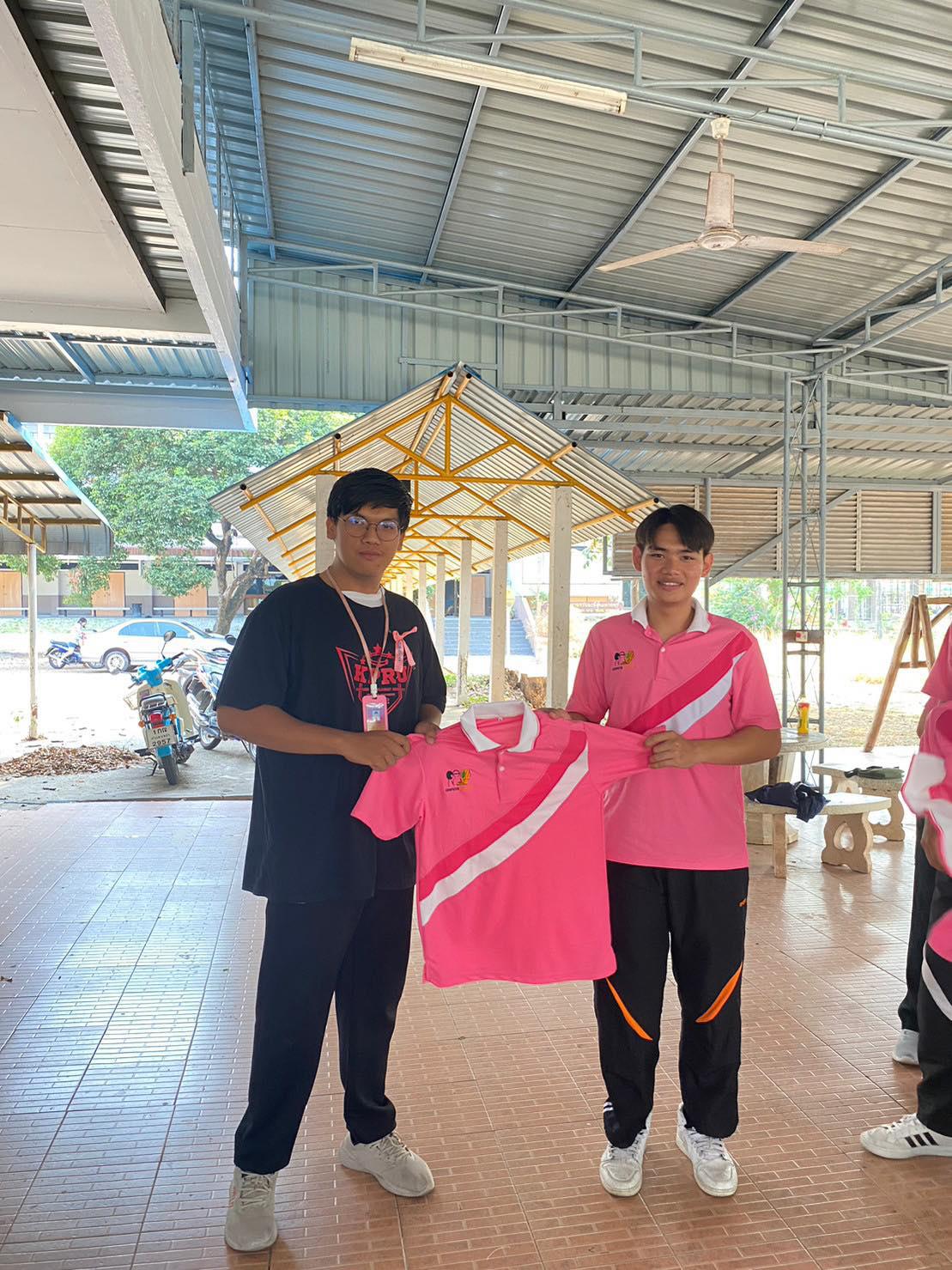 6. วันที่ 23 มีนาคม พ.ศ.2566  กิจกรรม แจก มอบ เสื้อเอกคอมพิวเตอร์ โดยพี่ปี 2  ( 