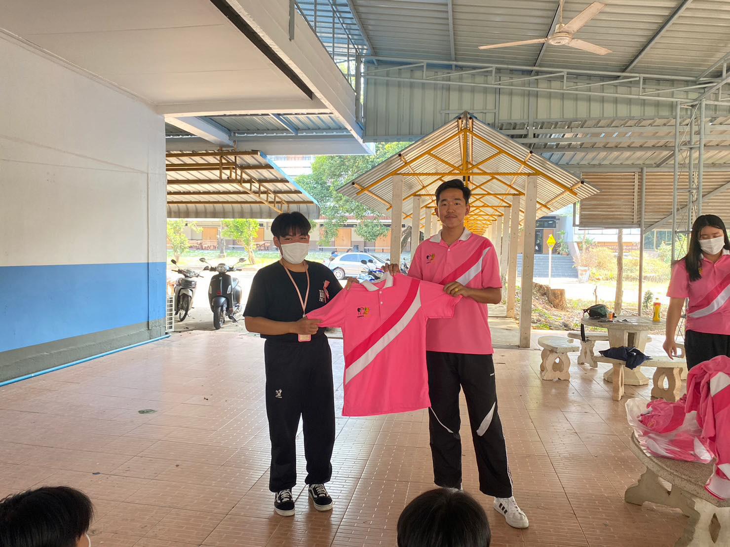 10. วันที่ 23 มีนาคม พ.ศ.2566  กิจกรรม แจก มอบ เสื้อเอกคอมพิวเตอร์ โดยพี่ปี 2  ( 