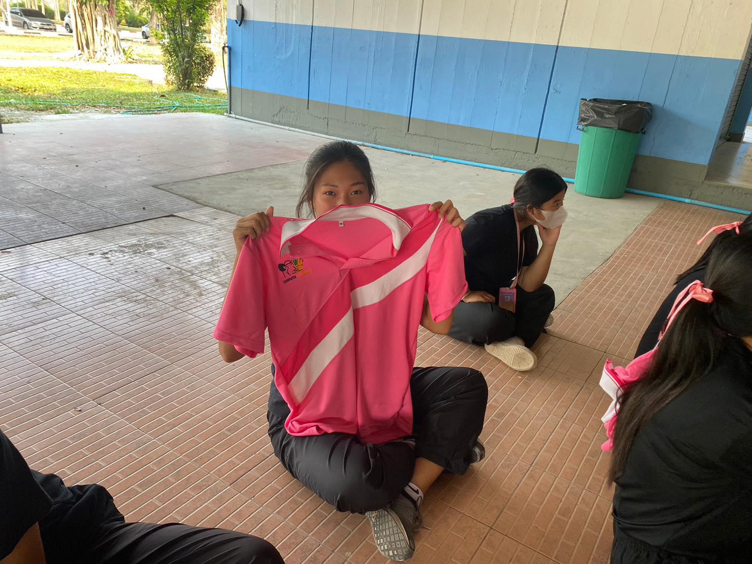 13. วันที่ 23 มีนาคม พ.ศ.2566  กิจกรรม แจก มอบ เสื้อเอกคอมพิวเตอร์ โดยพี่ปี 2  ( 