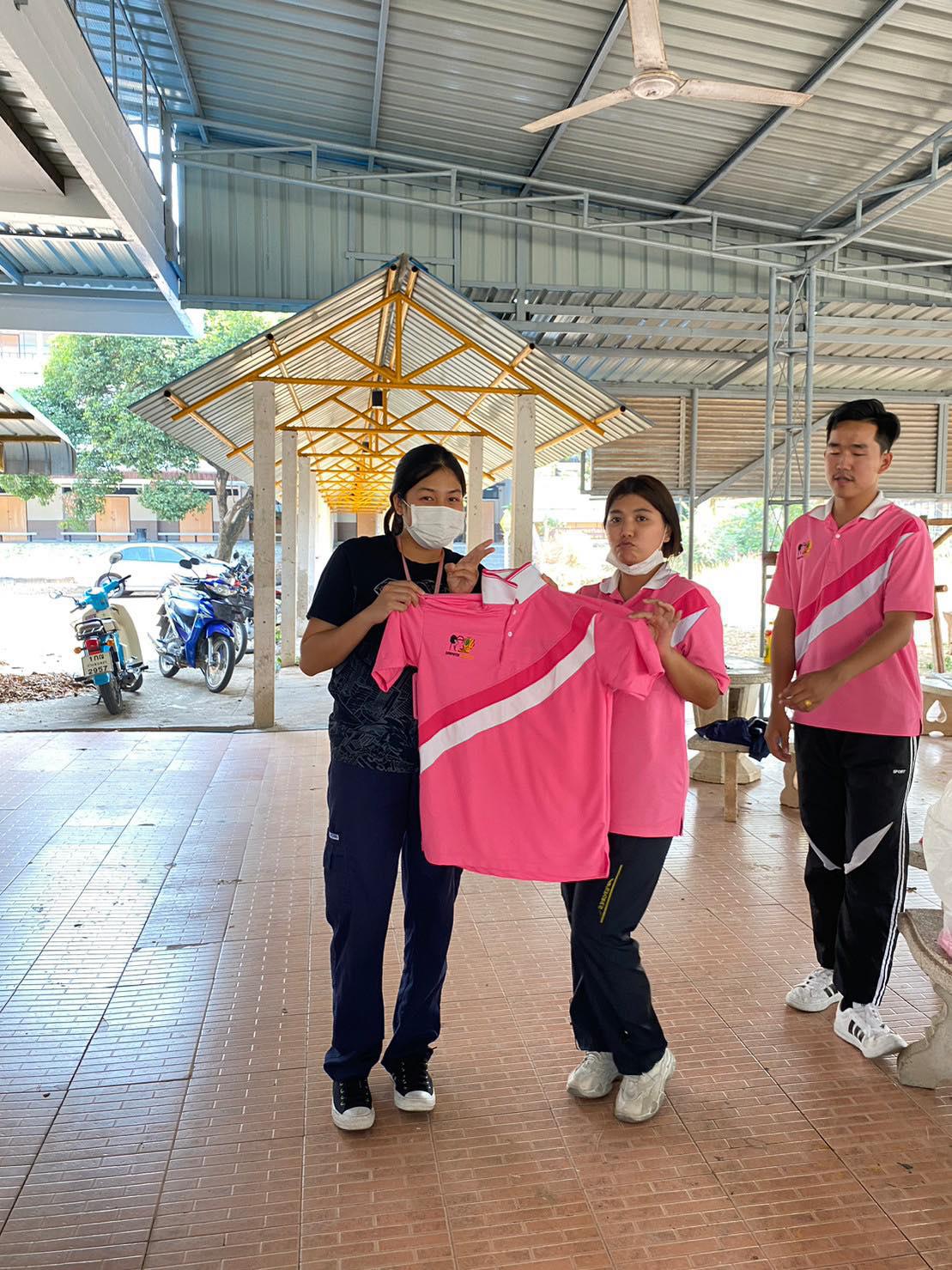 20. วันที่ 23 มีนาคม พ.ศ.2566  กิจกรรม แจก มอบ เสื้อเอกคอมพิวเตอร์ โดยพี่ปี 2  ( 