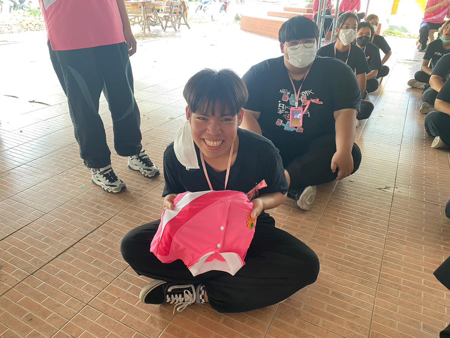 21. วันที่ 23 มีนาคม พ.ศ.2566  กิจกรรม แจก มอบ เสื้อเอกคอมพิวเตอร์ โดยพี่ปี 2  ( 