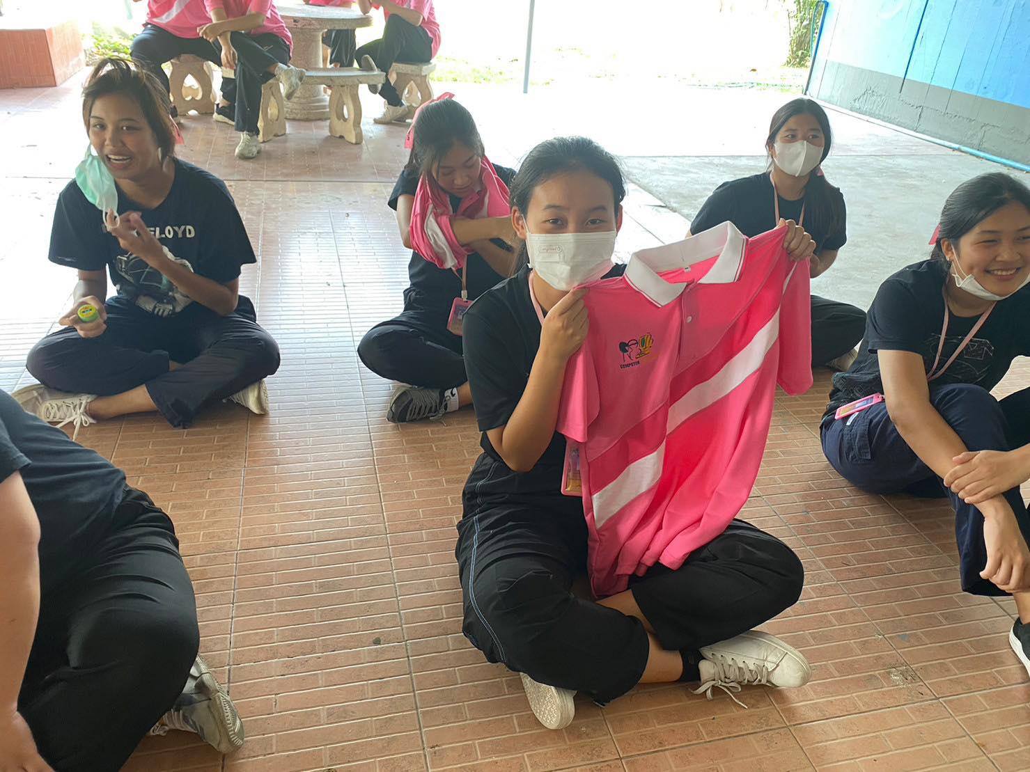 3. วันที่ 23 มีนาคม พ.ศ.2566  กิจกรรม แจก มอบ เสื้อเอกคอมพิวเตอร์ โดยพี่ปี 2  ( 