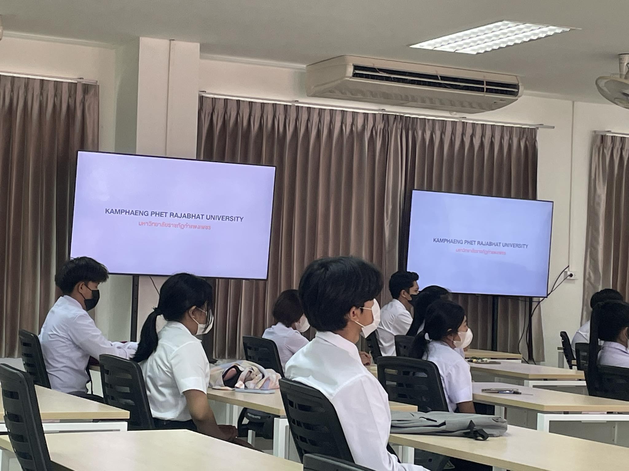 2. จัดกิจกรรมปฐมนิเทศ นักศึกษาชั้นปีที่ 1 โดยมี ดร.วิวัฒน์ ทวีทรัพย์ ประธานโปรแกรมวิชาคอมพิวเตอร์ กล่าวต้อนรับ พร้อมกับแนะนำคณาจารย์ และหลักสูตรการจัดการเรียนการสอนแก่นักศึกษา และนักศึกษายังได้เข้าพบอาจารย์ปรึกษาหมู่เรียน คือ ผศ.ศรินญาทหวาจ้อย ด้วย