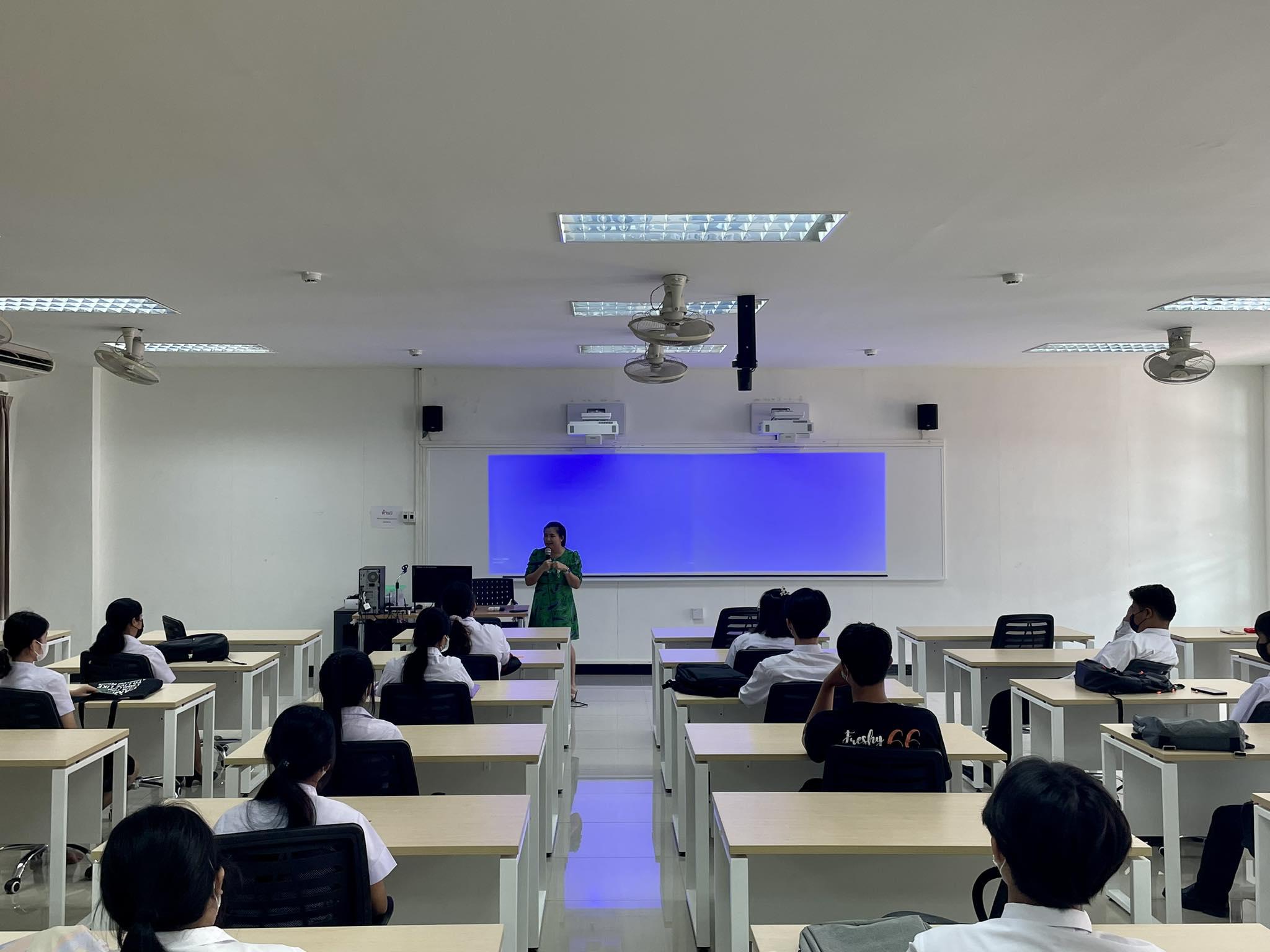 3. จัดกิจกรรมปฐมนิเทศ นักศึกษาชั้นปีที่ 1 โดยมี ดร.วิวัฒน์ ทวีทรัพย์ ประธานโปรแกรมวิชาคอมพิวเตอร์ กล่าวต้อนรับ พร้อมกับแนะนำคณาจารย์ และหลักสูตรการจัดการเรียนการสอนแก่นักศึกษา และนักศึกษายังได้เข้าพบอาจารย์ปรึกษาหมู่เรียน คือ ผศ.ศรินญาทหวาจ้อย ด้วย