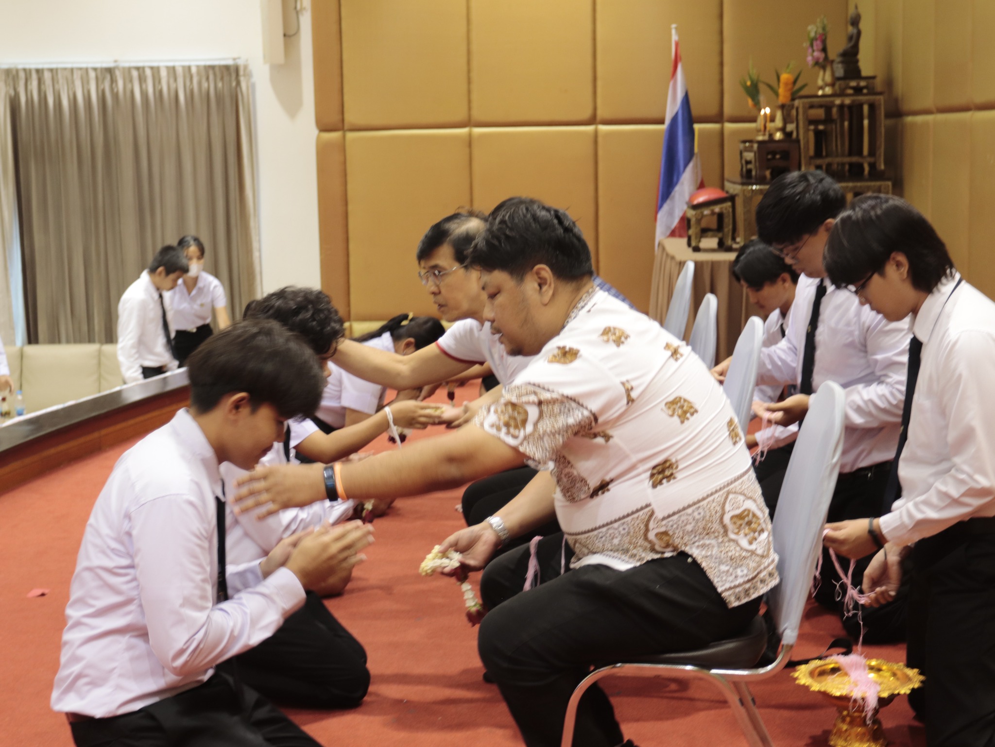 ภาพที่ 1. ภาพกิจกรรมพิธีไหว้ครู โปรแกรมวิชาคอมพิวเตอร์  คณะครุศาสตร์  มหาวิทยาลัยราชภัฏกำแพงเพชร  ประจำปีการศึกษา 2566 ในวันที่ 6 กรกฎาคม พ.ศ.2566   ณ ห้องประชุมคุรุร่มสัก 2